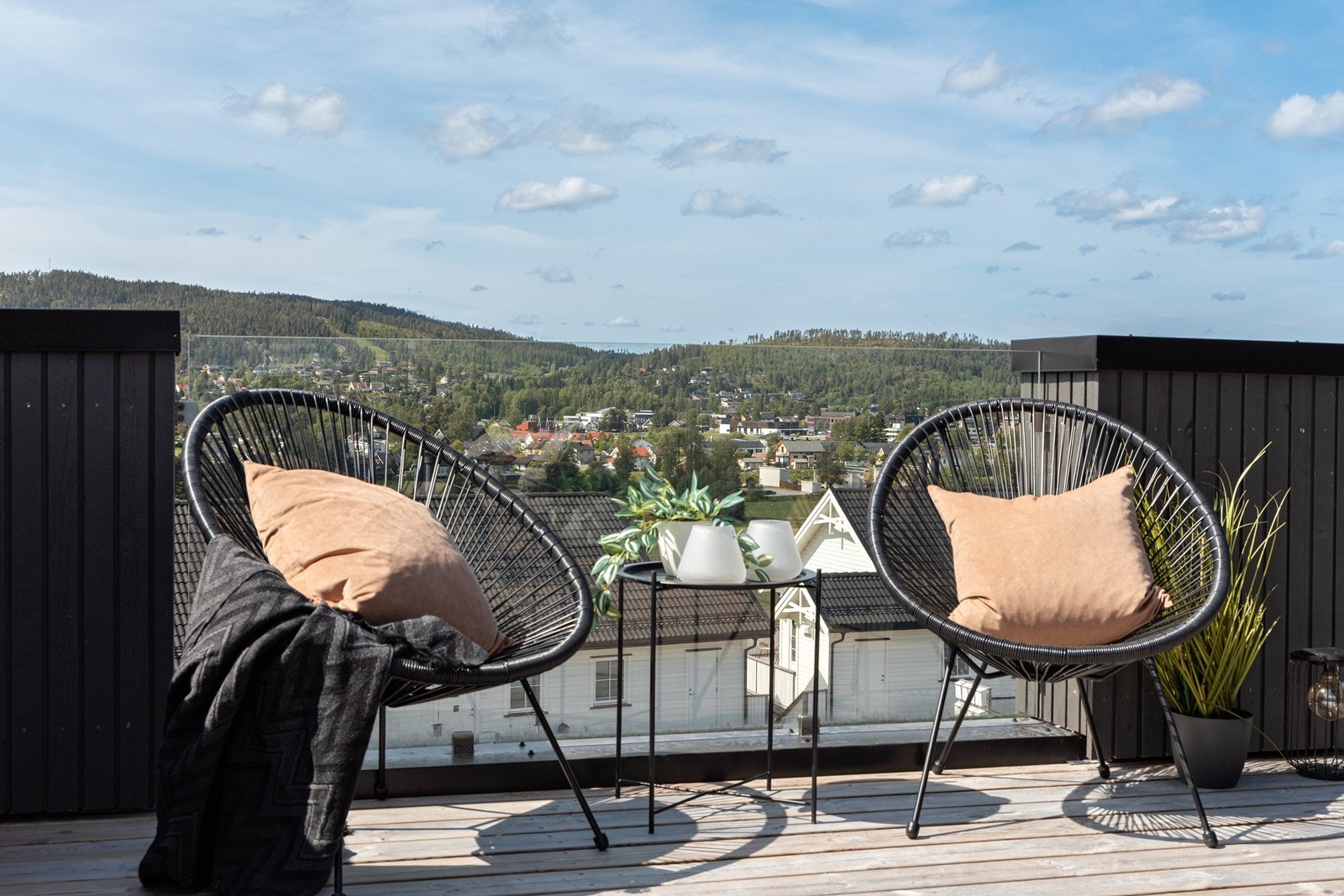 Boligen har panoramautsikt mot nærområdet. Galleribilde