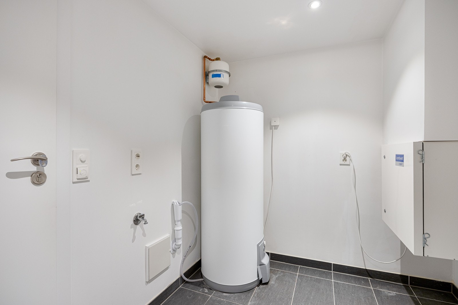 Innenfor baderom i underetasjen er det et vaskerom. Her er det avsatt plass til vaskemaskin og tørketrommel i vaskesøyle. Galleribilde