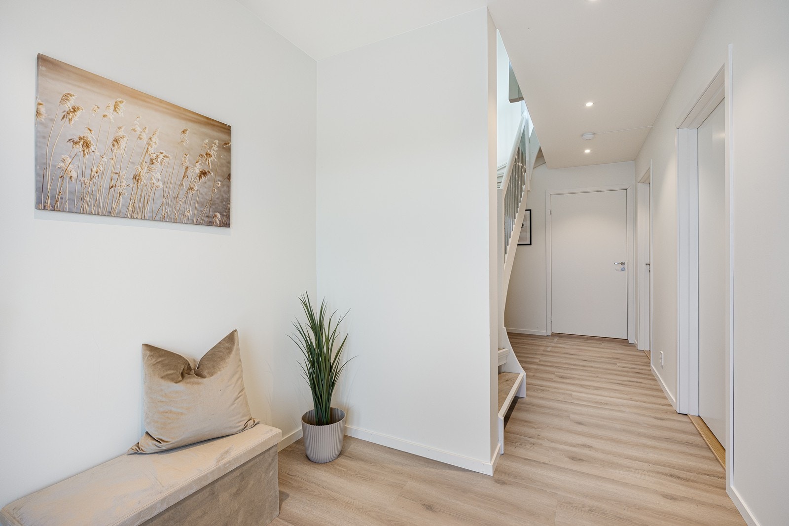 I entreen er det god plass for å etablere garderobeløsning eller sittebenk. Galleribilde