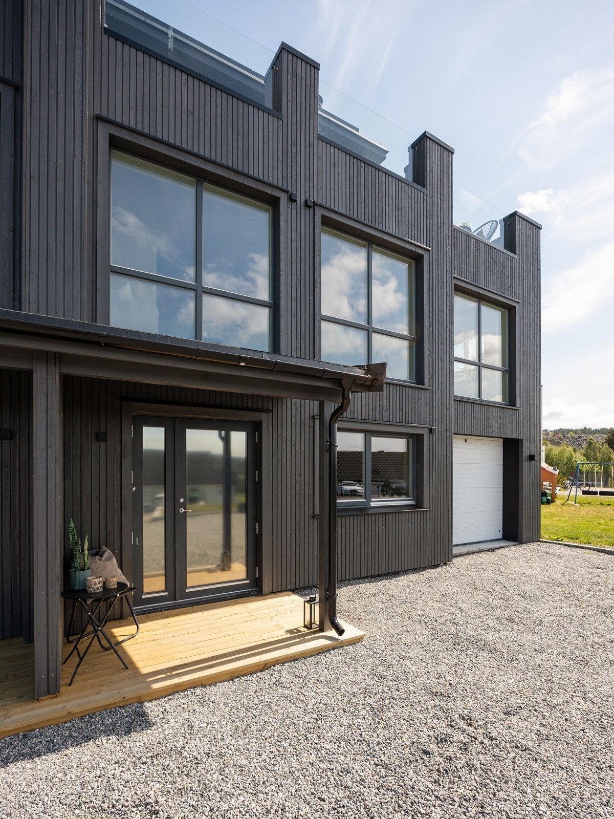 Inngangspartiet er overbygget og har plass til et lite cafésett. Galleribilde