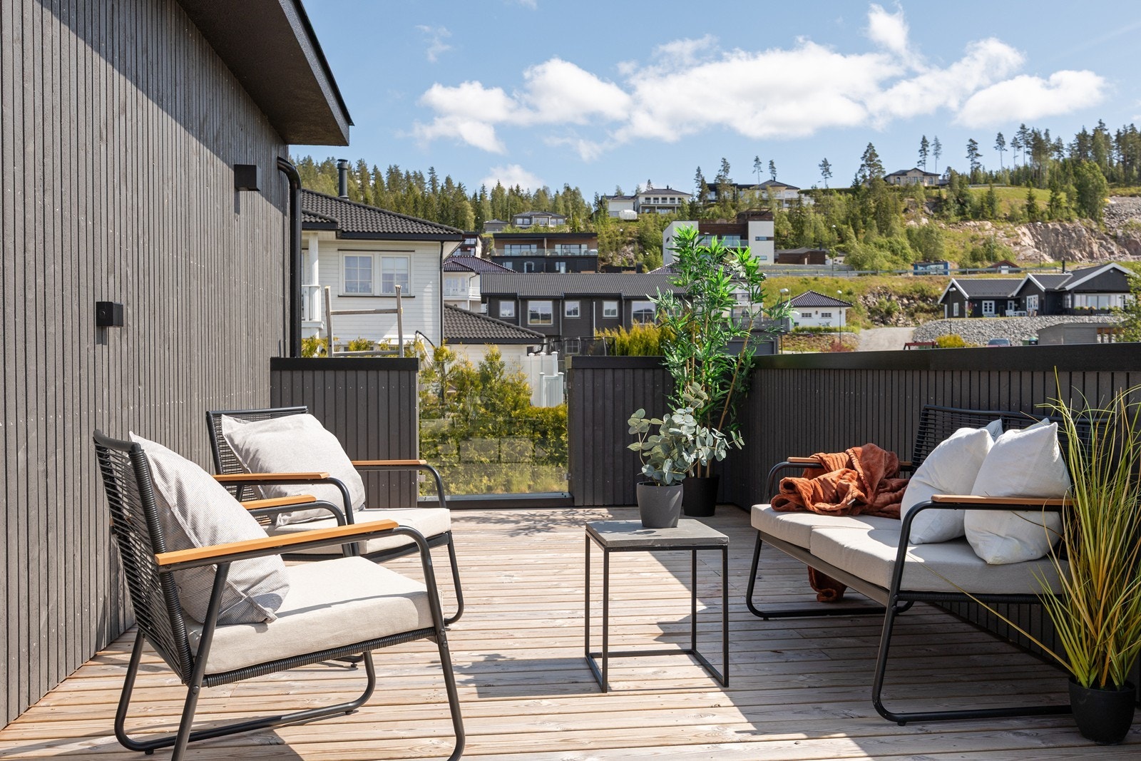 I øverste etasje er det en koselig takterrasse. Her er det både belysning og stikkontakt. Galleribilde