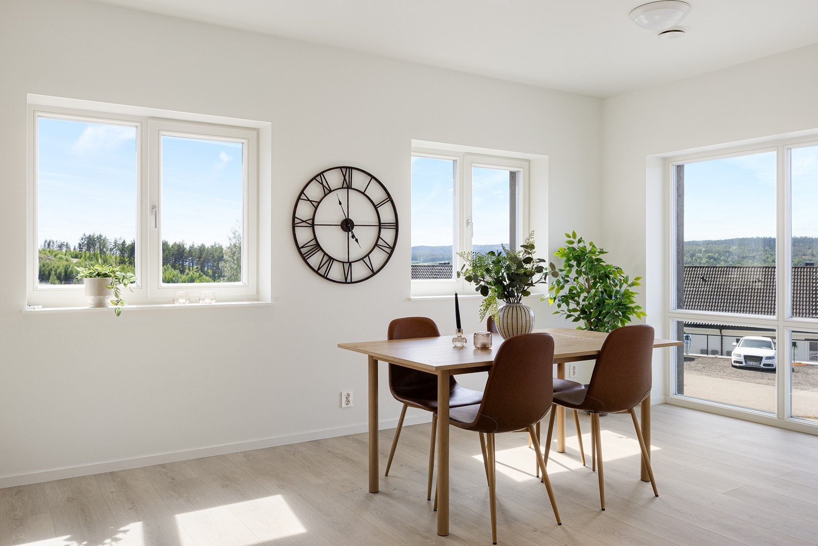 I spisestuen er det god plass til langbord for en stor familie. Galleribilde