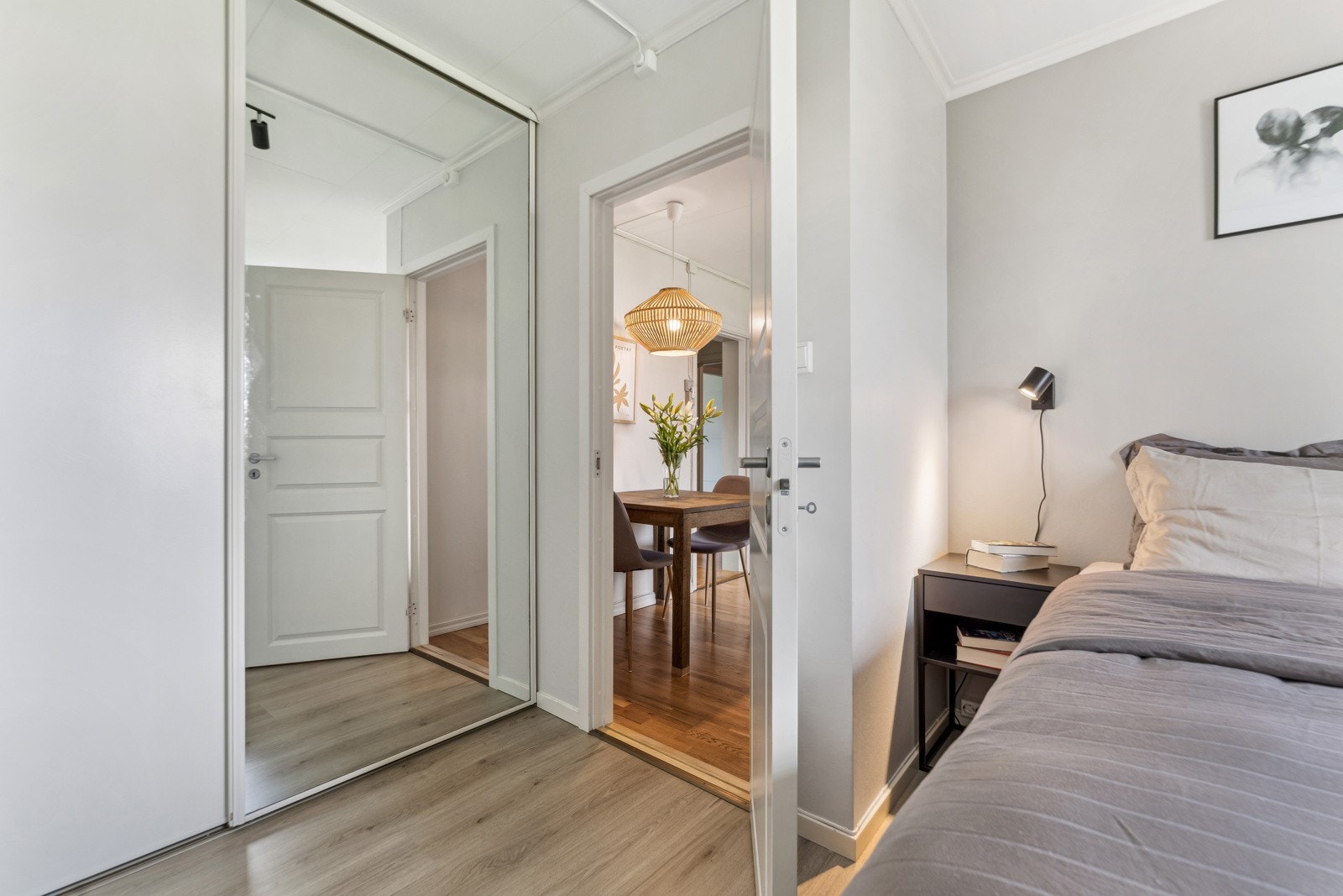 Rommet har gode oppbevaringsmuligheter i en skyvedørsgarderobe med speilfronter. Galleribilde