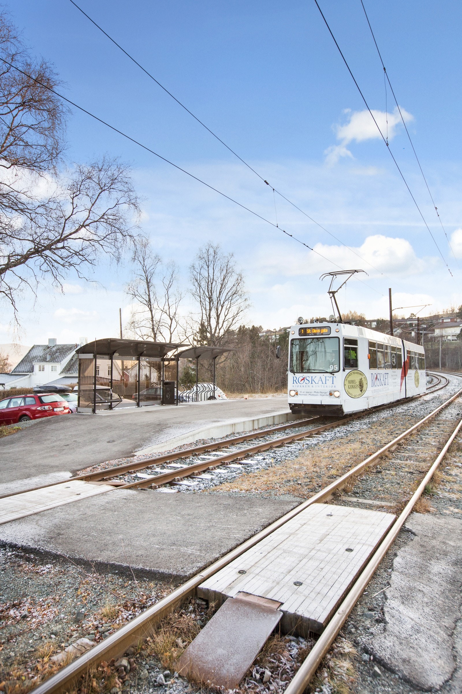 Meget god offentlig kommunikasjon mot Trondheim sentrum og omegn fra holdeplass for trikk like ved Galleribilde