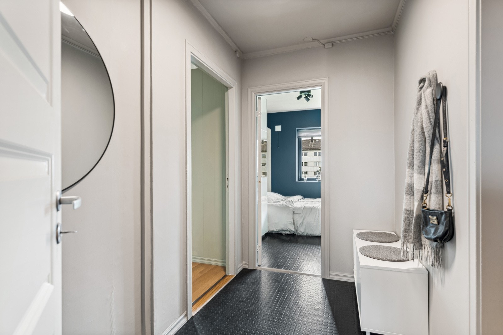 Velkommen inn! Man møtes av romslig entré/gang med plass for til å sett ifra seg sko og muligheter for å henge opp ytterklær. Galleribilde