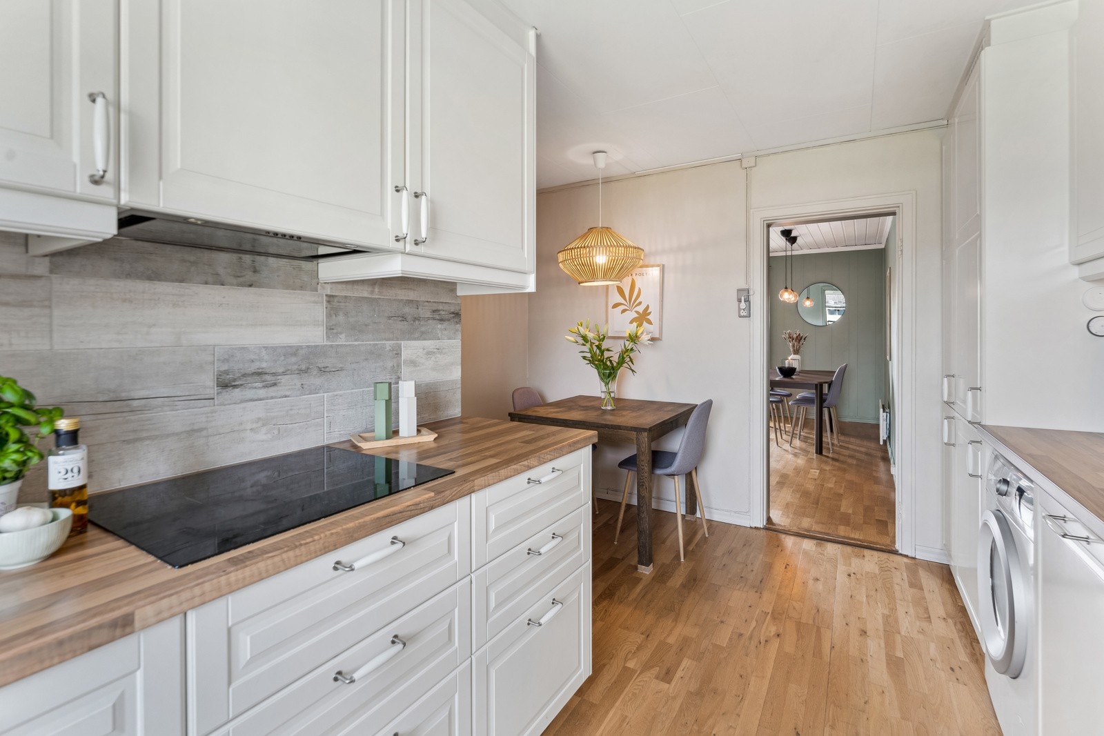 På kjøkkenet har man plass til et kjøkkenbord. Galleribilde