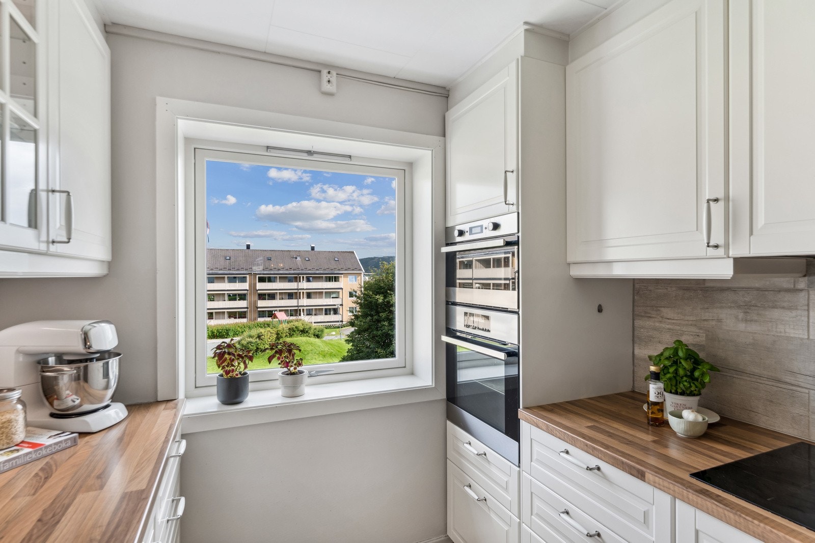 Kjøkkenet er videre utstyrt med platetopp, stekeovn, oppvaskmaskin, kombinert kjøl- og fryseskap og opplegg for vaskemaskin. Galleribilde