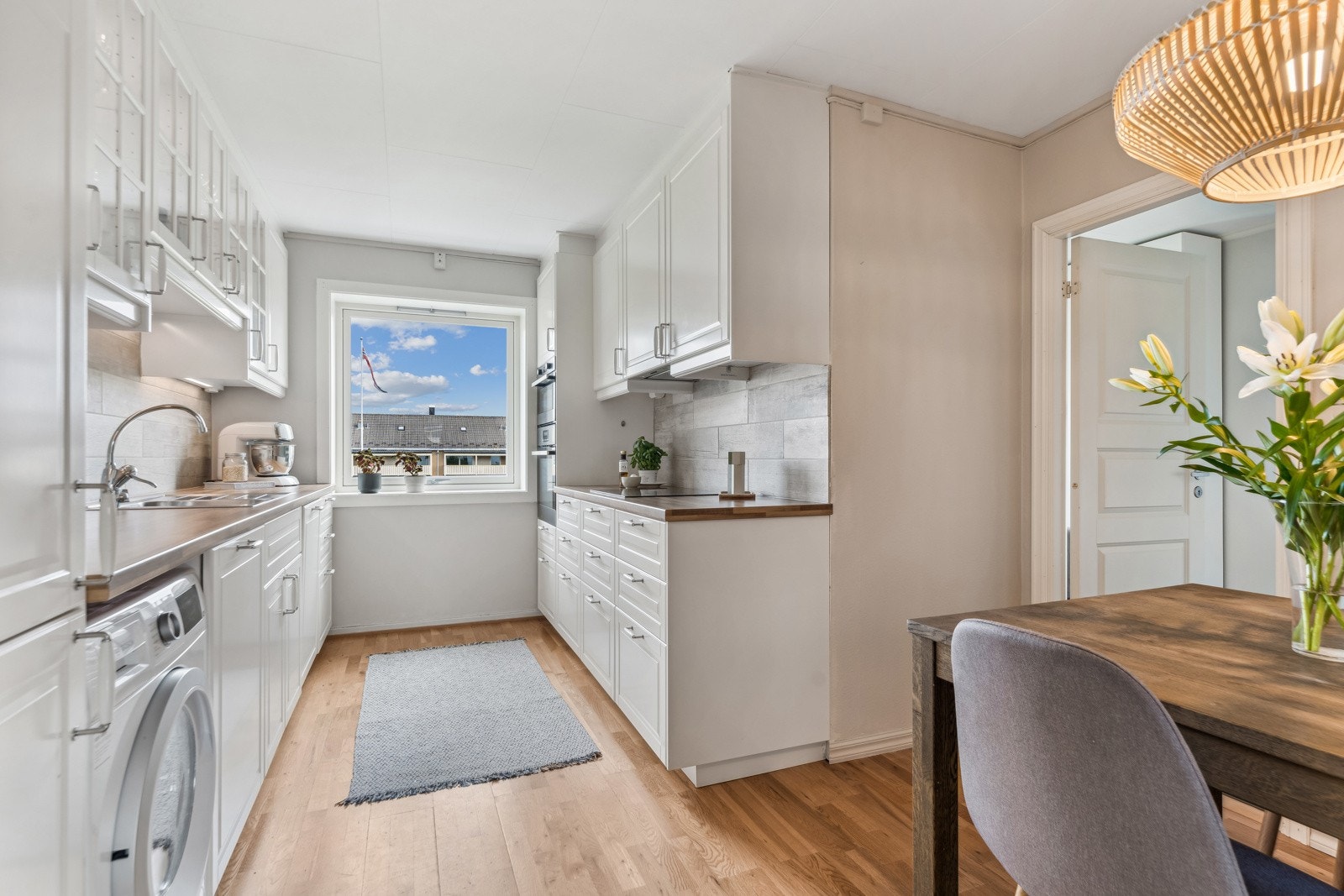 Kjøkkenet har en pen lys innredning fra Ikea. Innredningen var ny i 2014. Galleribilde