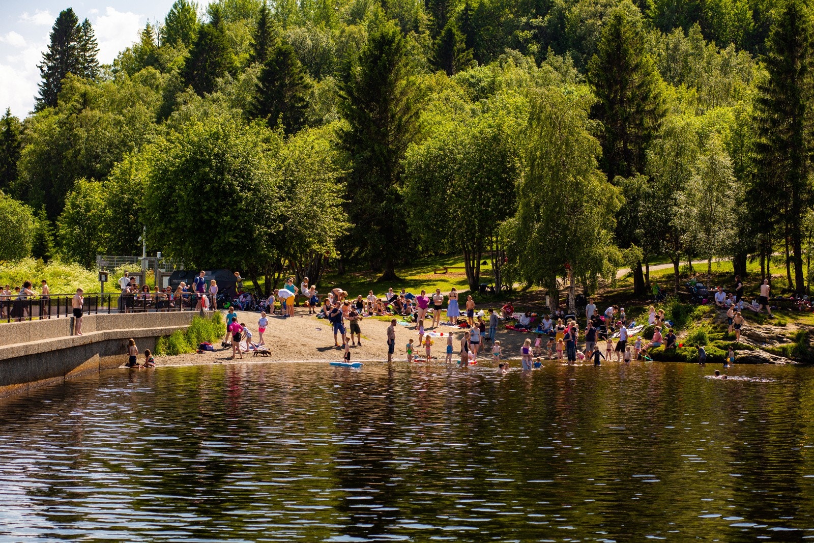 Teisendammen er en ypperlig plass å møtes med venner og bekjente for å sole seg og ta seg et forfriskende bad. Galleribilde
