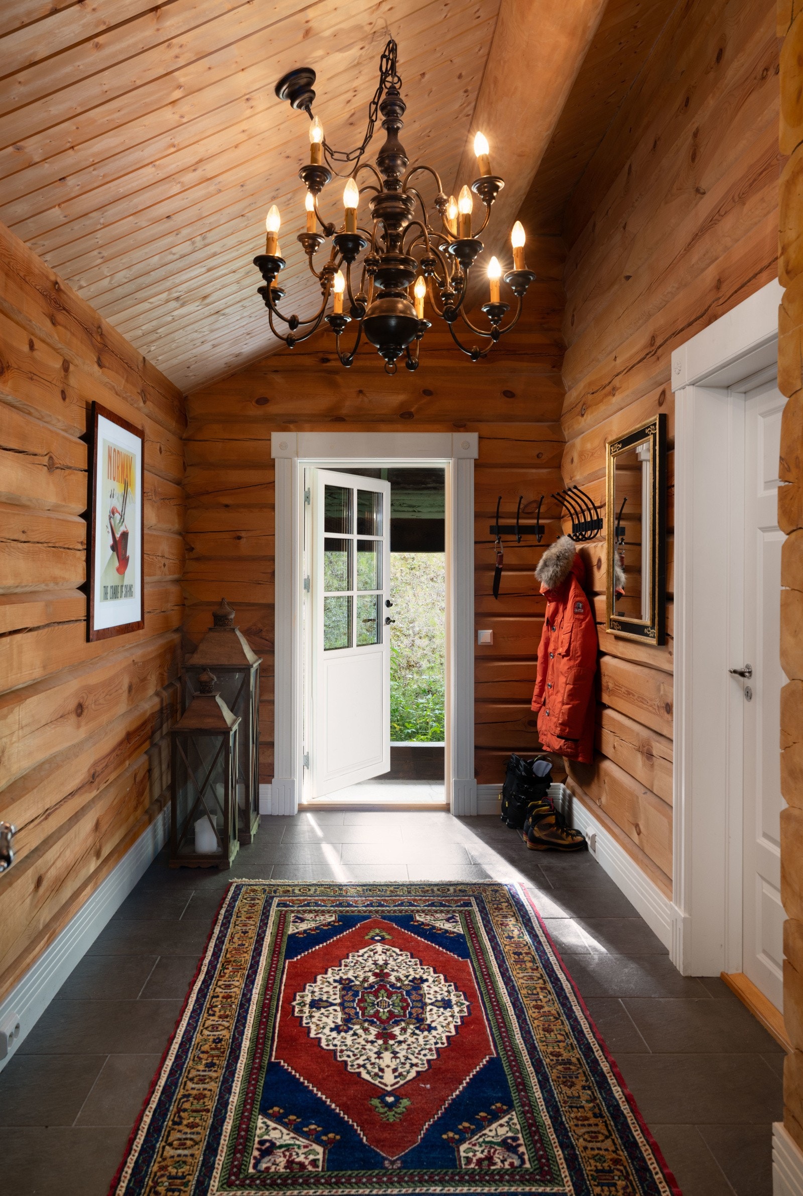 Romslig flislagt entré Galleribilde