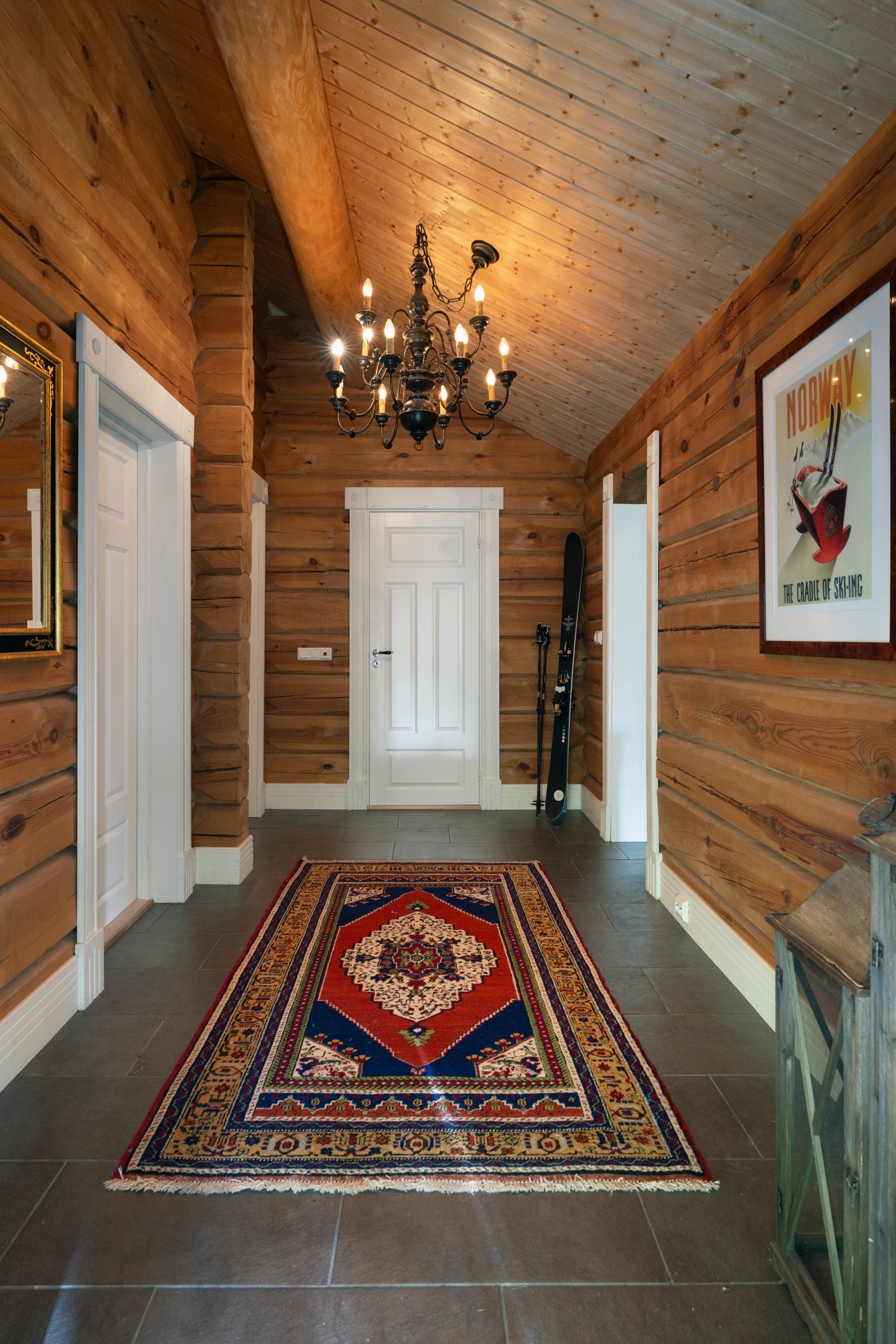 Romslig, flislagt entré Galleribilde