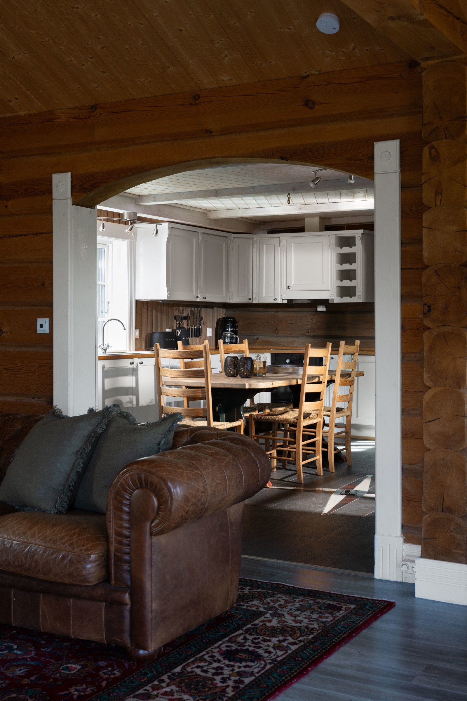 Fra stuen kommer man inn til kjøkkenet Galleribilde