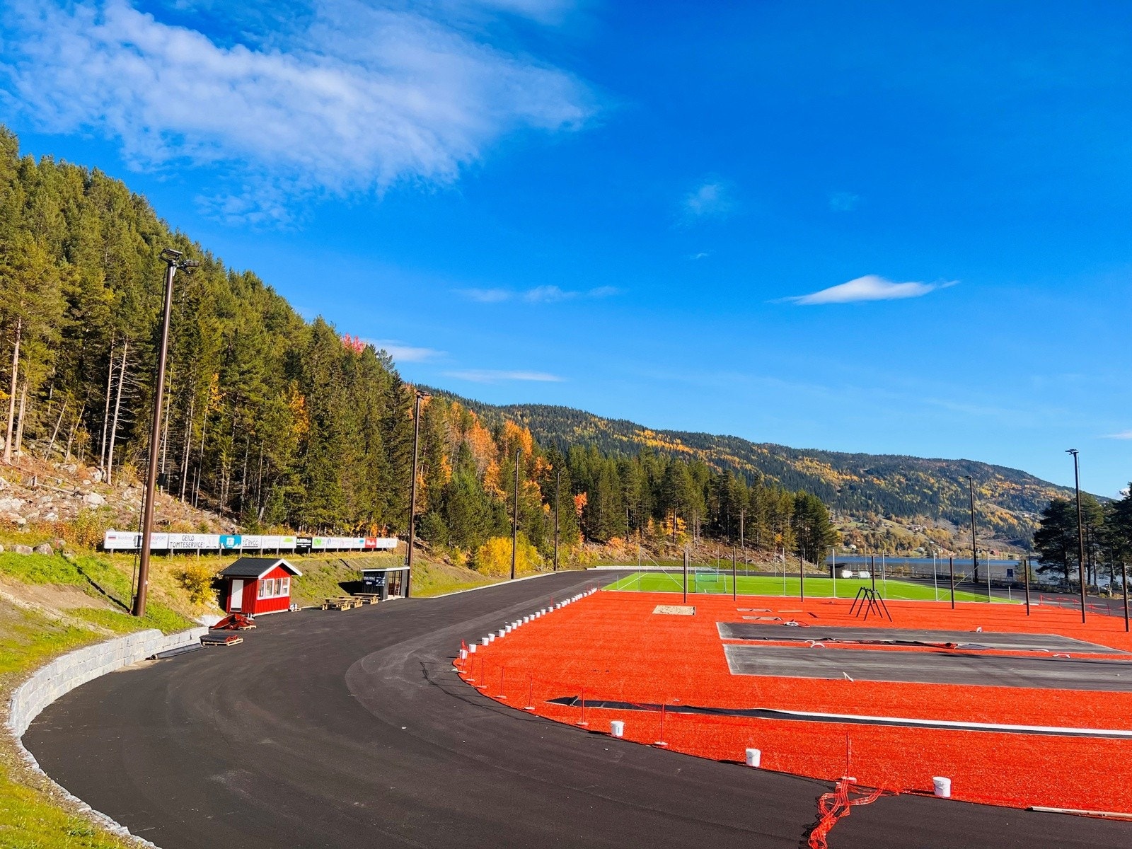 Aktivitetsparken i Hol har blant annet fotballbane, padelbane, trampoliner og treningsapparater Galleribilde