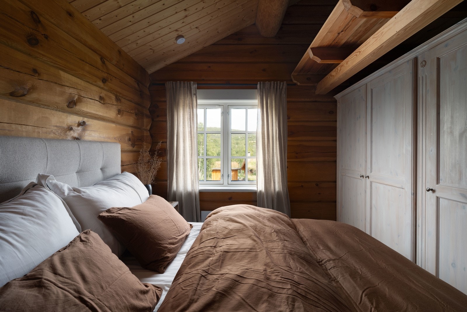 Med store garderobeskap, her er det også bygget hems til oppbevaring Galleribilde