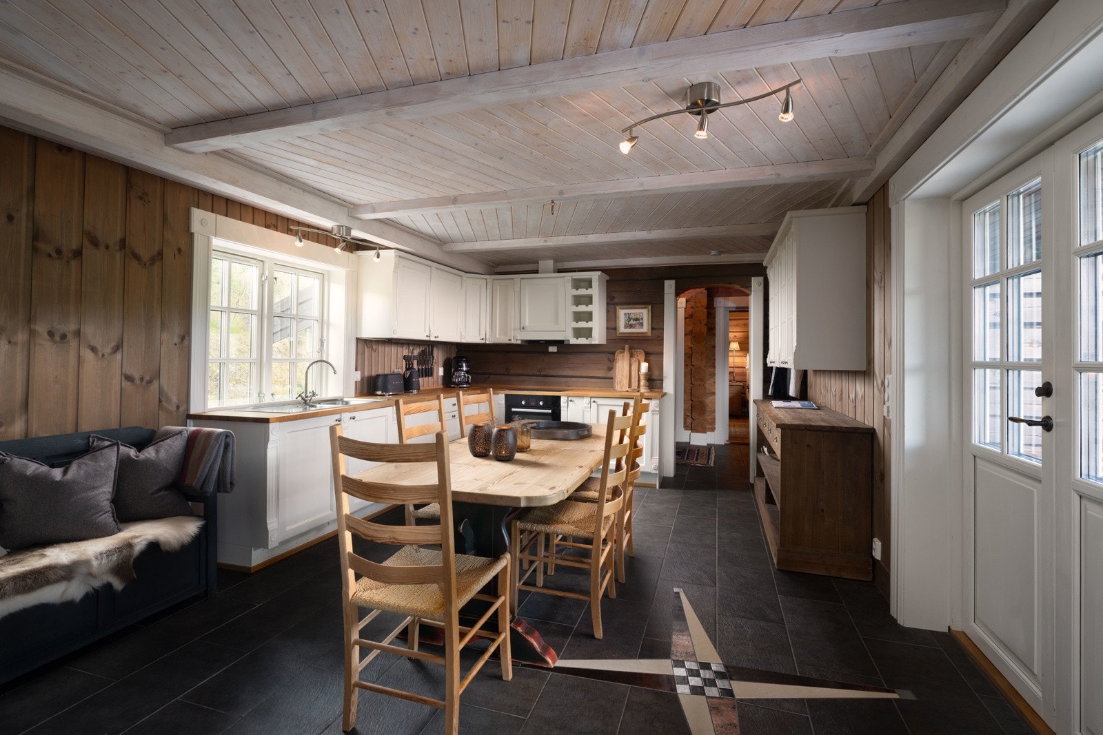 Fra kjøkkenet er det utgang til uteareal Galleribilde