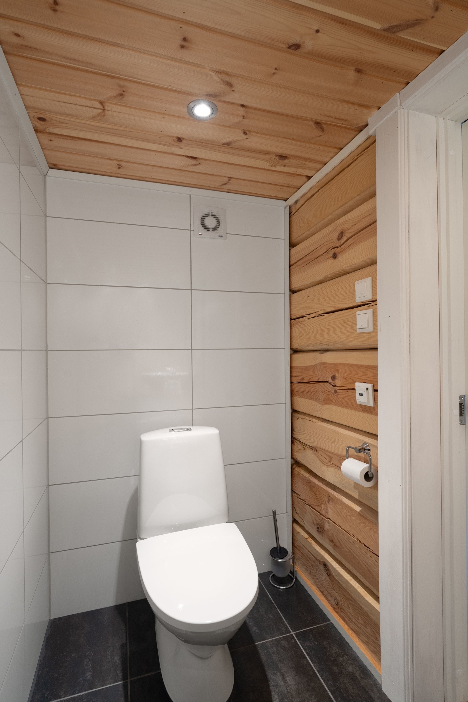 Bader har innredning med nedfelt servant, toalett og dusjhjørne med skyvedører Galleribilde