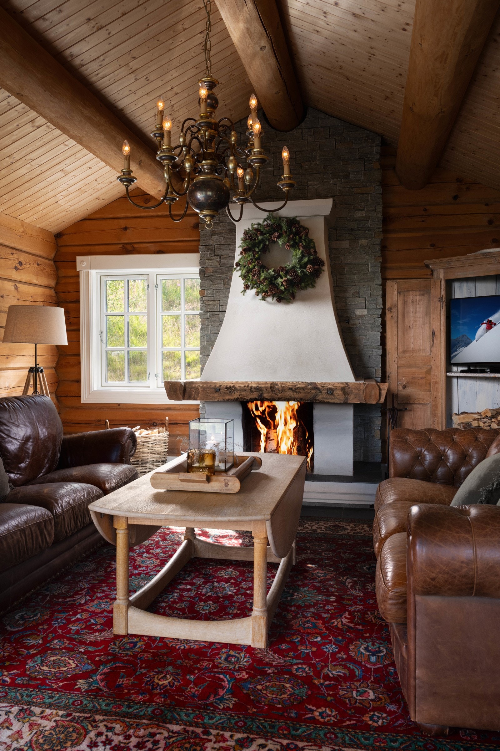 Hytten har en lun og innbydende stemning Galleribilde