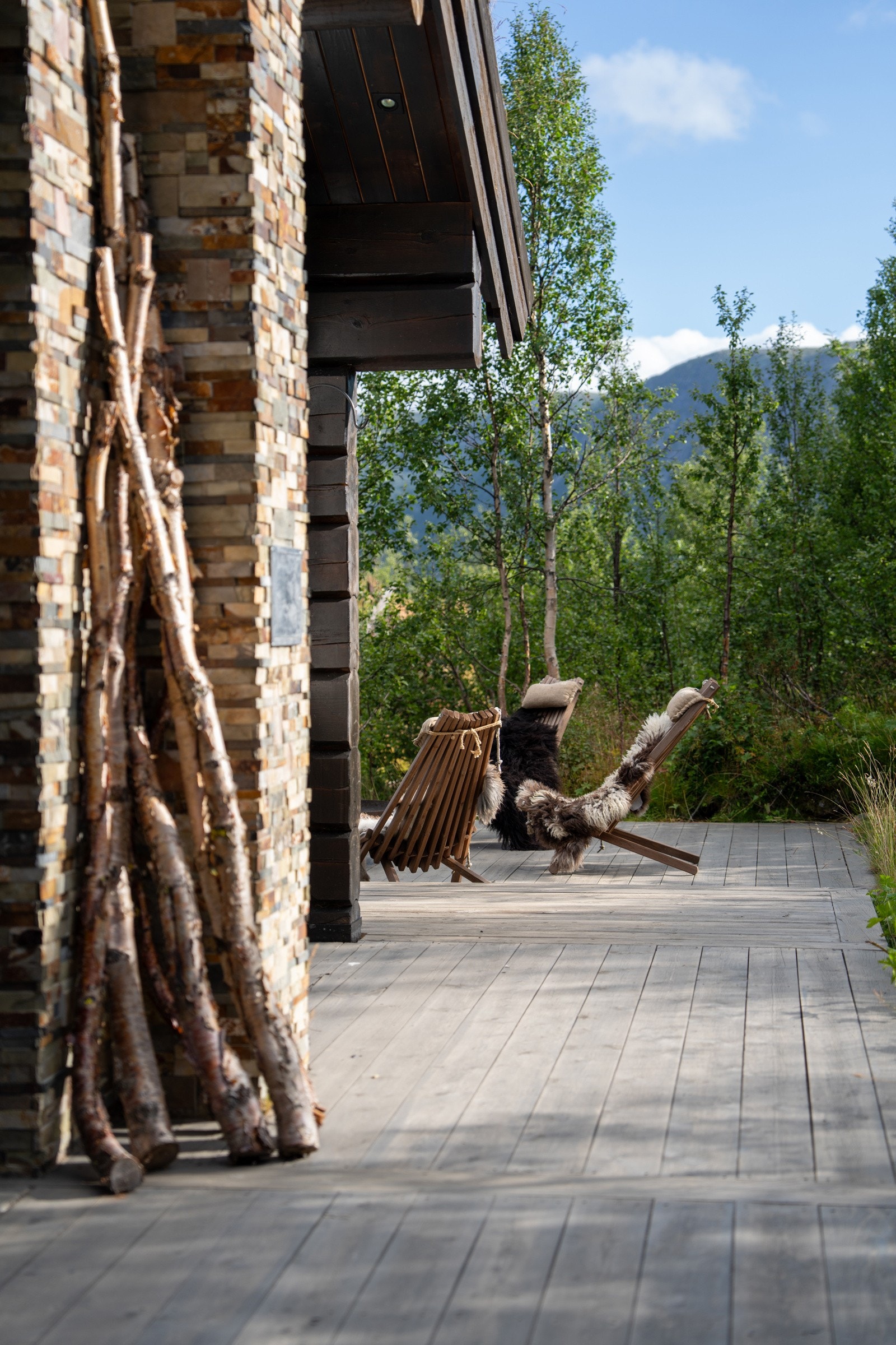 Hytten har stor terrasse Galleribilde