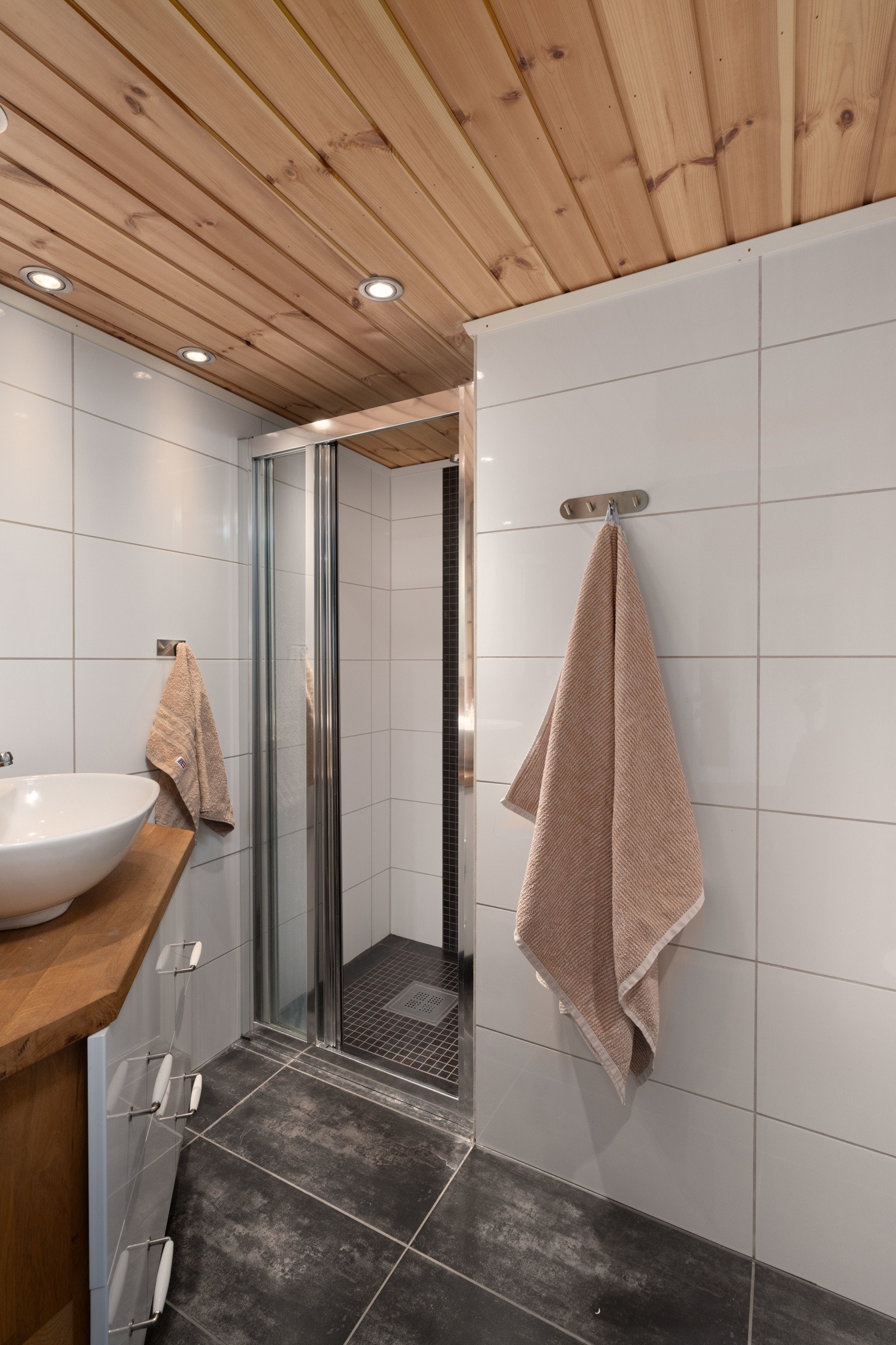 Annekset har bad med flislagt gulv og vegger med fliser, panel/tømmer Galleribilde