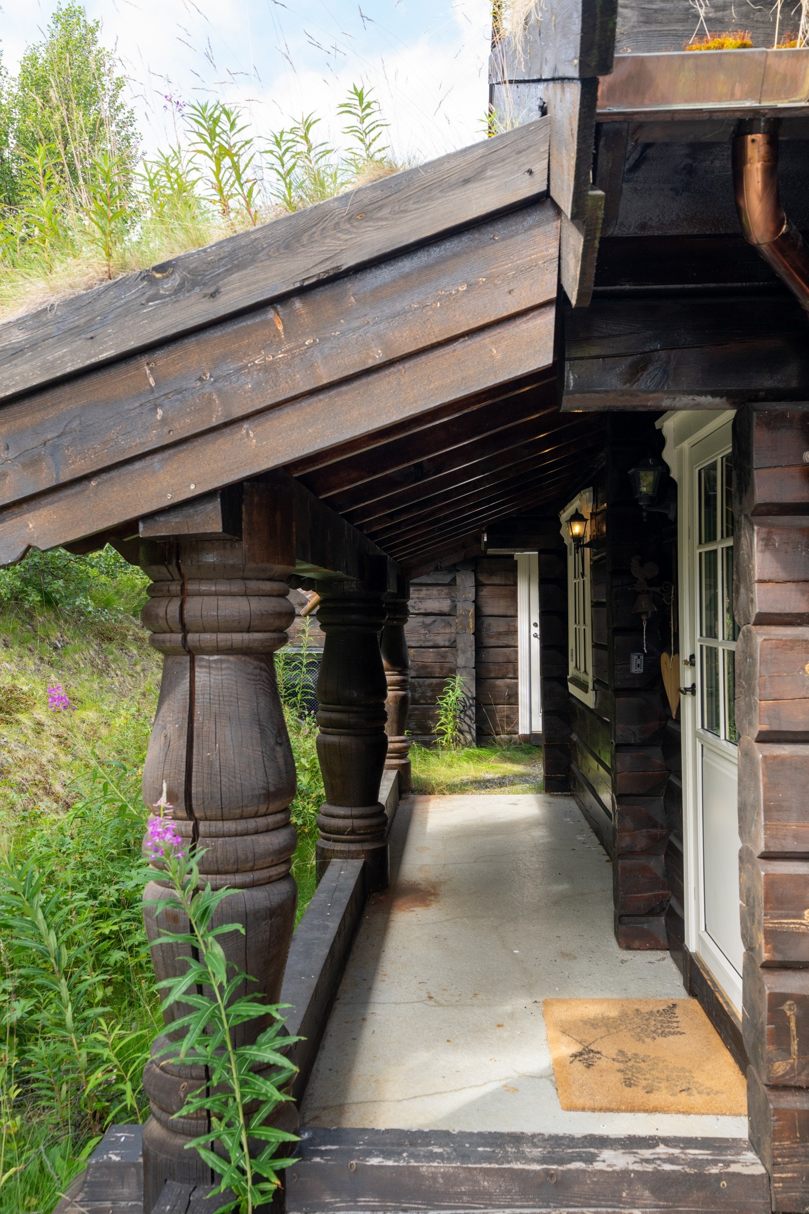 Det er bygget svalgang ved inngangsparti Galleribilde