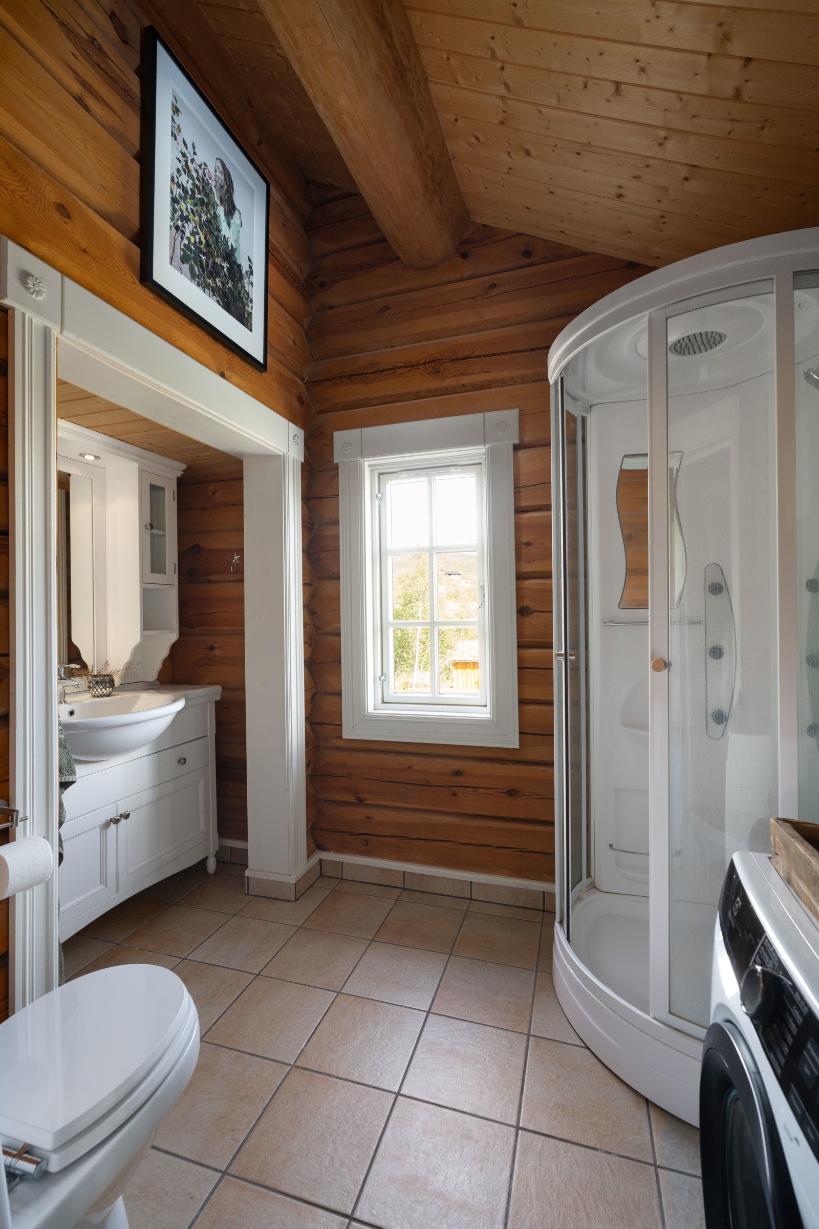 Badet i hovedhytten har flislagt gulv med elektriske varmekabler Galleribilde