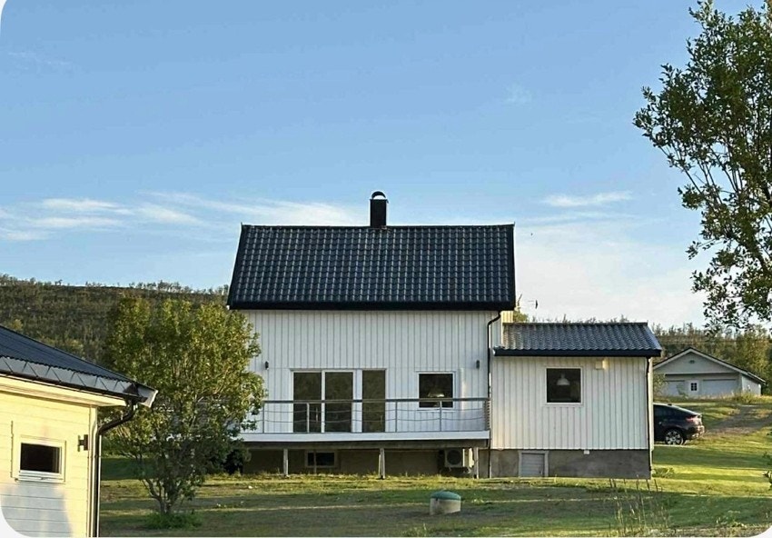 Velholdt enebolig med innholdsrik planløsning over tre plan.