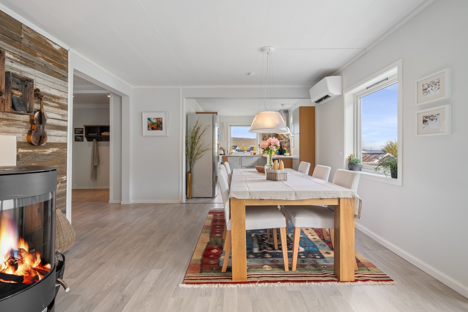 Det er åpen stue- og kjøkkenløsning, som skaper et fantastisk allrom for hele familien. Spisestua fungerer som et naturlig bindeledd mellom kjøkken og stue.