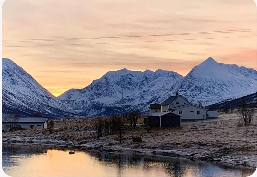 Velkommen til Vågvegen 18 - Idyllisk beliggende enebolig i Lyngen med presentert av Inger Alette Eira!