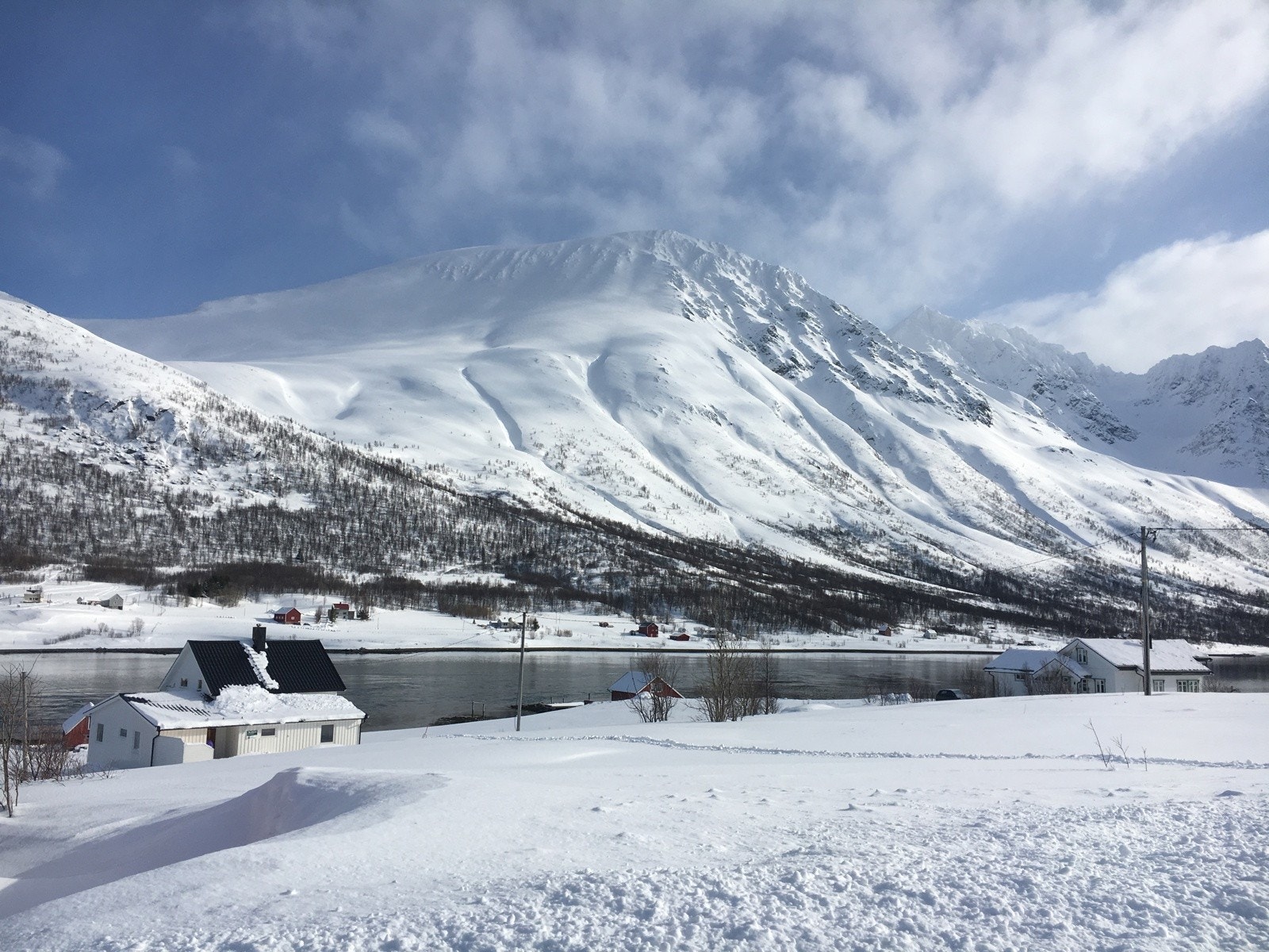 Eiendommen ligger ved Lyngenfjorden med kort vei til sjø, fjære og gode fiskemuligheter i havet. Selgers private foto