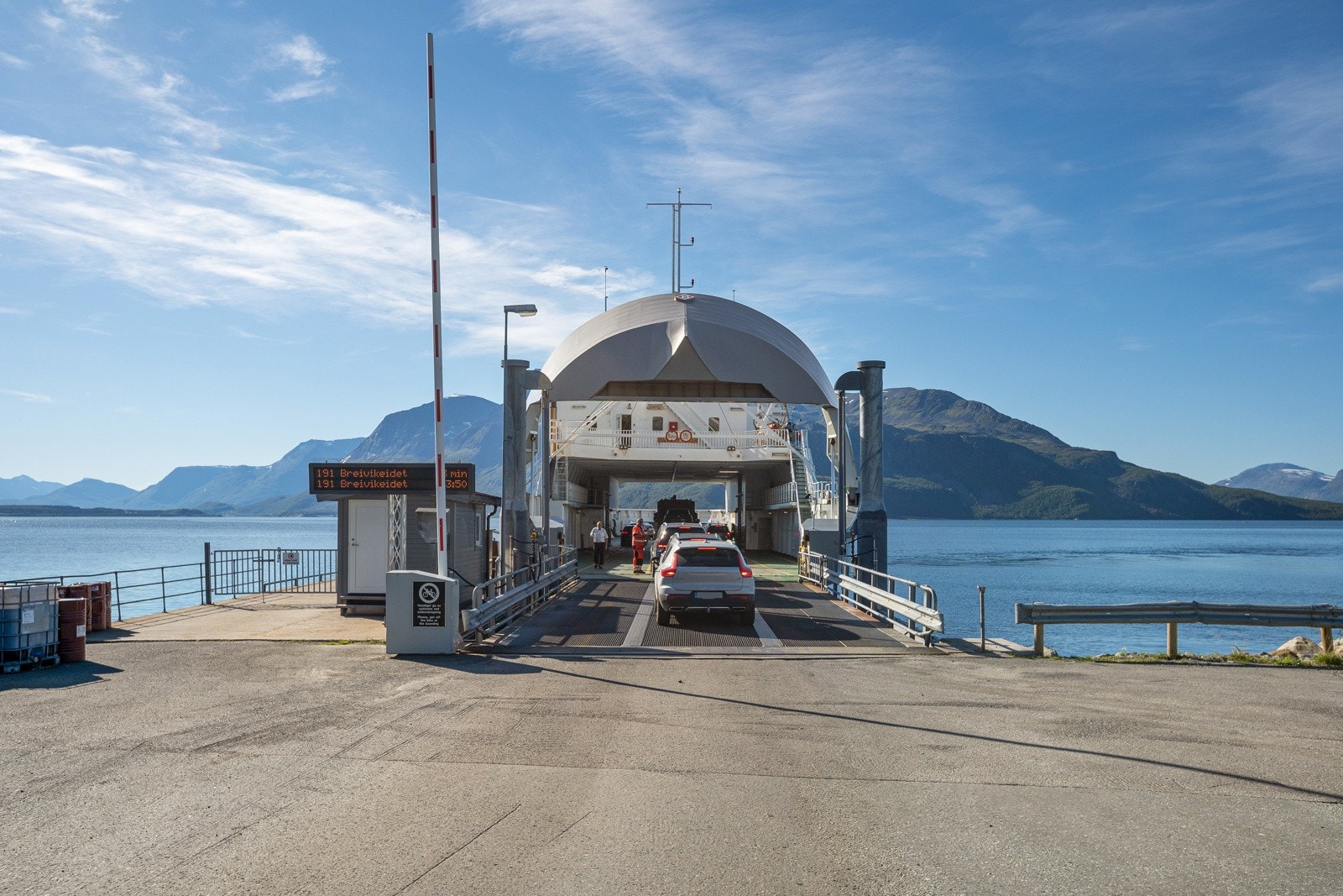 Det er ca. 37 kvm til Svensby Lyngen fergekai