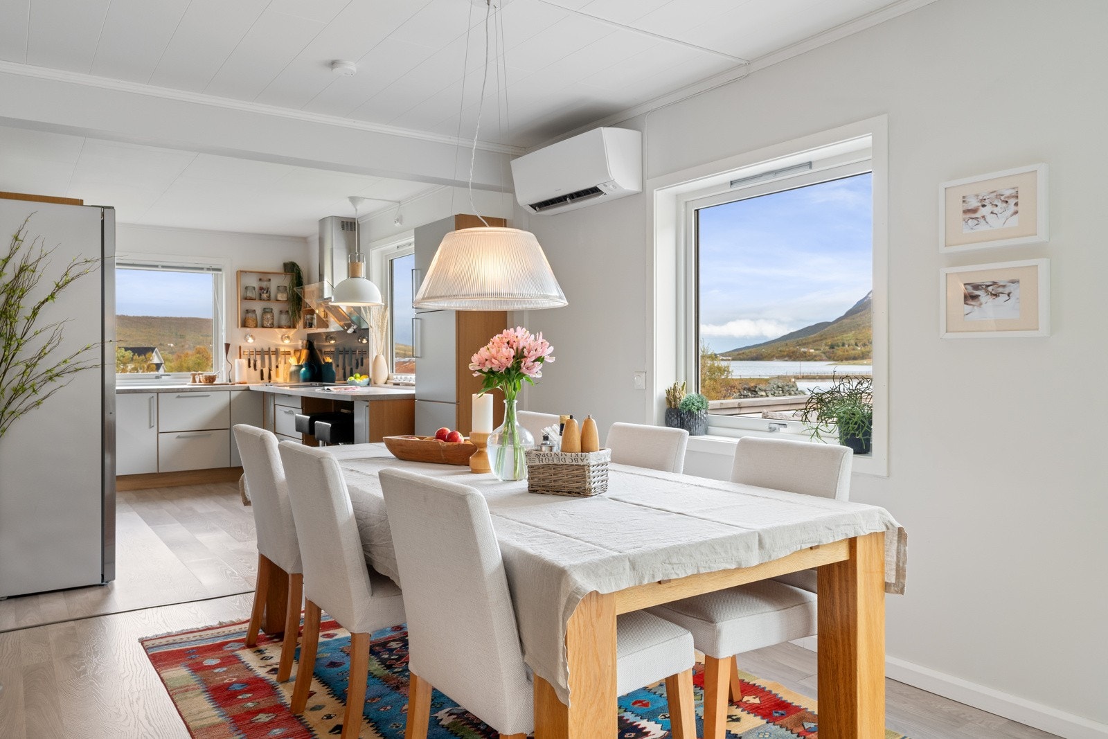 Her er det god plass til langbord, hvor man kan samles til middager med venner og familie.