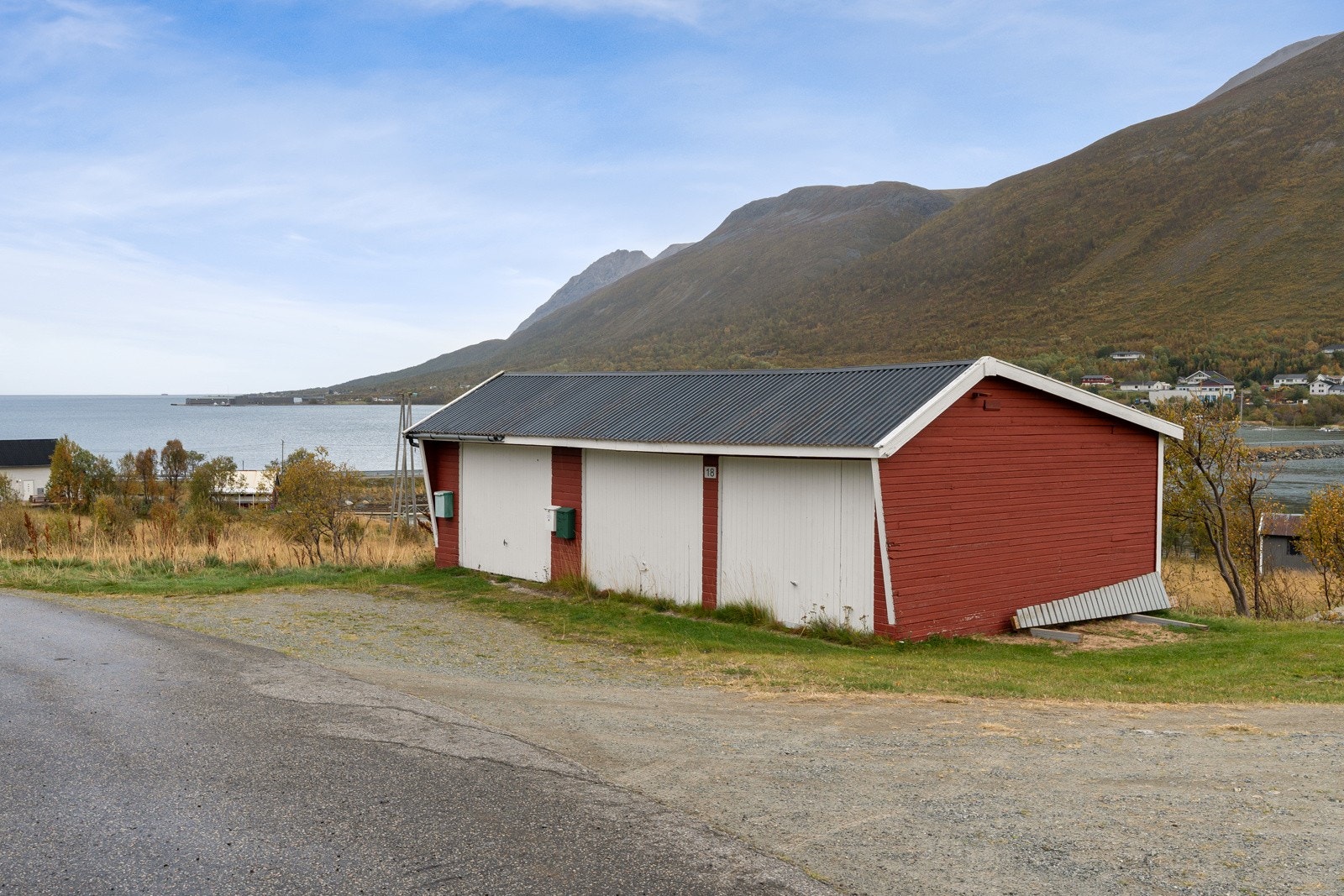 Frittstående garasje ved innkjørsel, med plass til tre biler. Det er også gode parkeringsmuligheter på egen tomt