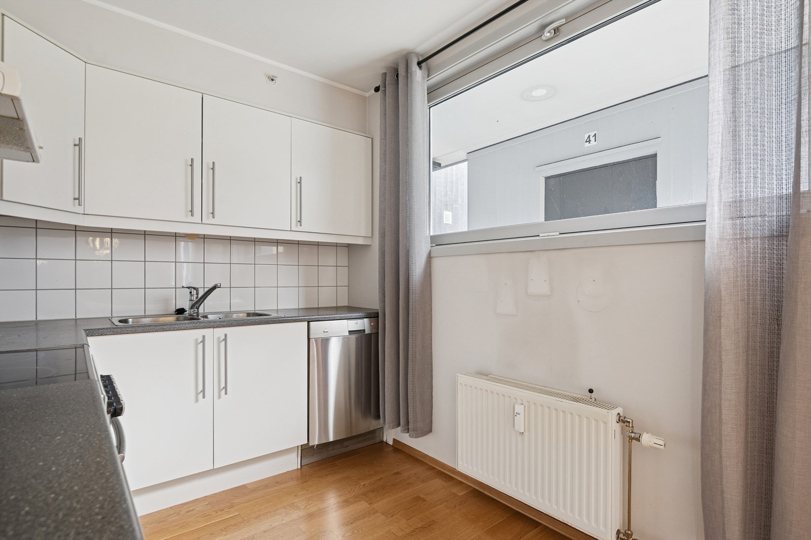 Innredningen har glatte fronter, laminatbenkeplate og opplegg for oppvaskmaskin. Galleribilde