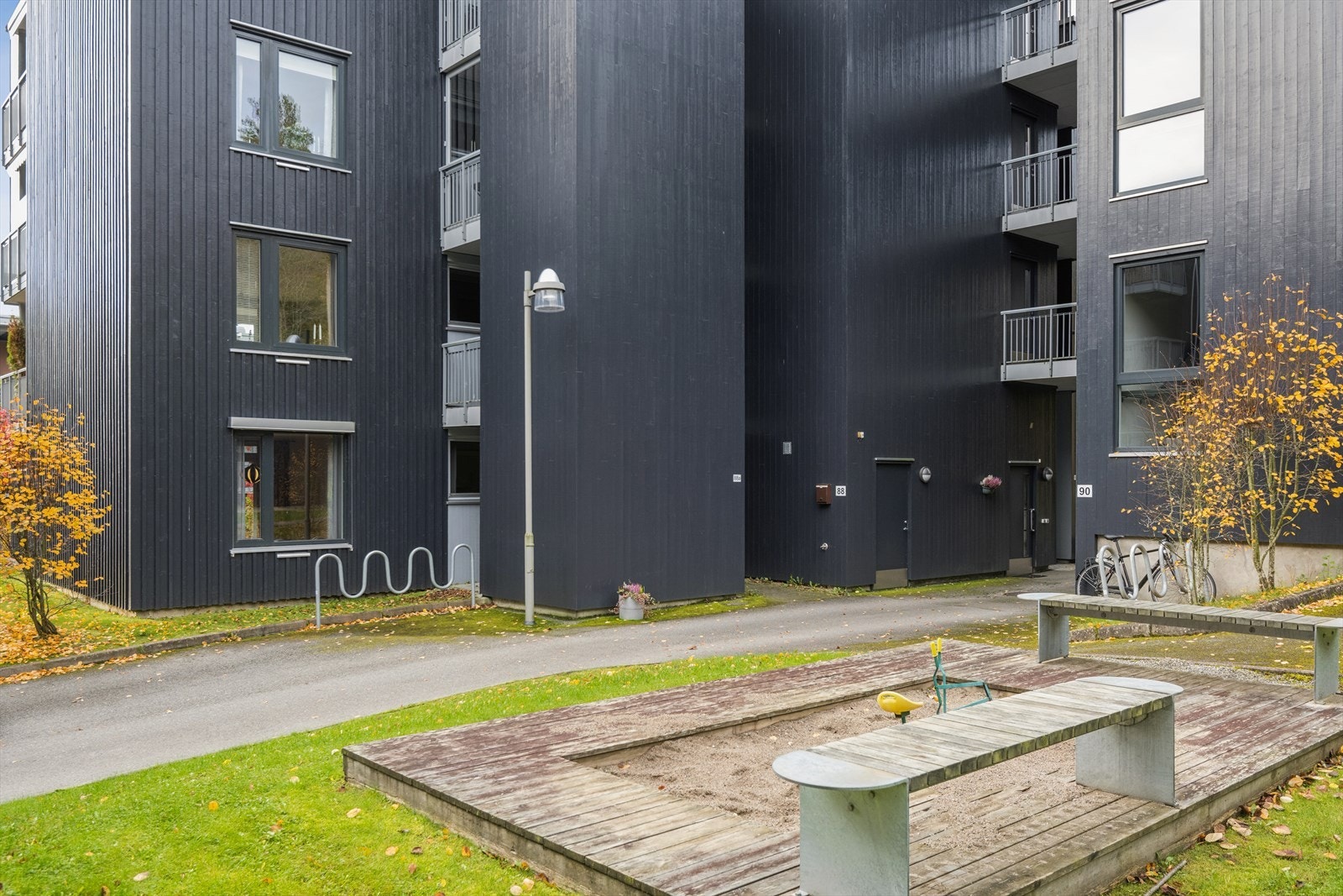 Borettslaget har hyggelige fellesområder med blant annet en lekeplass for de minste. Galleribilde