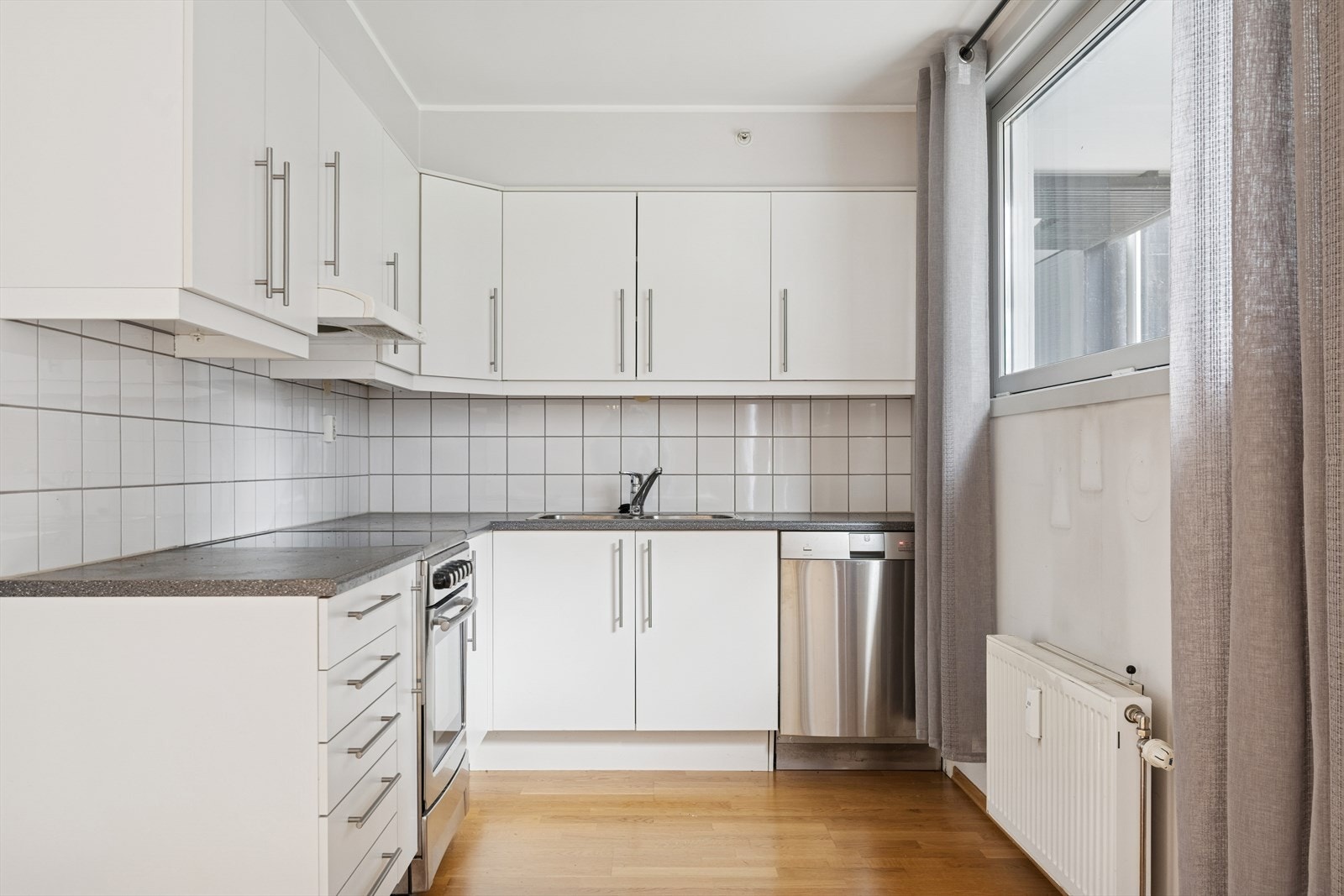 Kjøkkenet har en funksjonell vinkelløsning med god skap- og benkeplass. Galleribilde