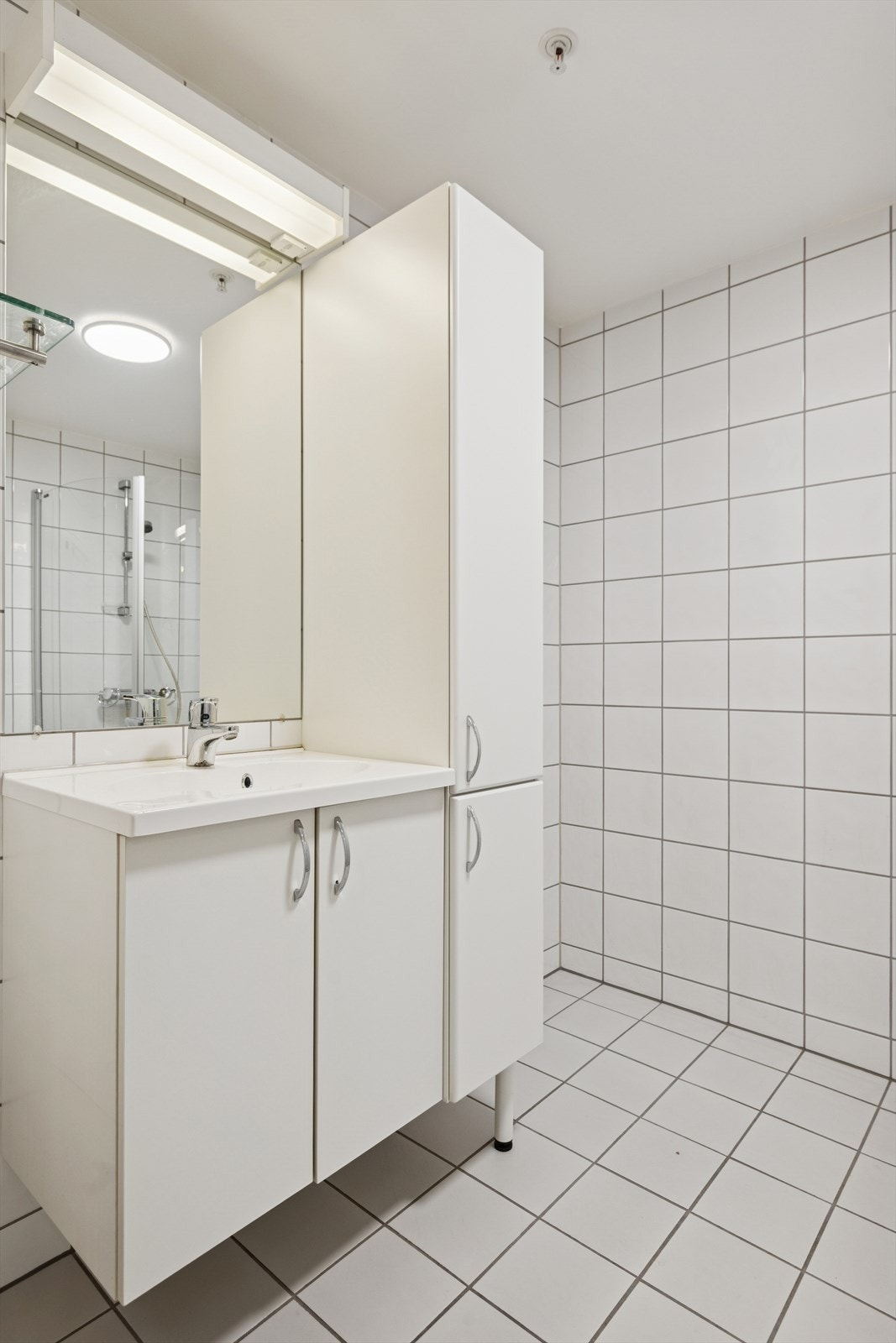 Badet er helfliset og utstyrt med elektriske varmekabler i gulvet for ekstra komfort. Galleribilde