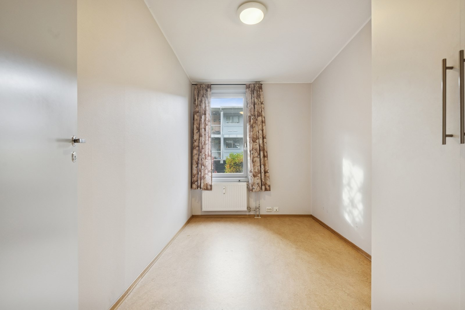 Soverommene har belegg på gulvet og lyse, malte vegger. Galleribilde