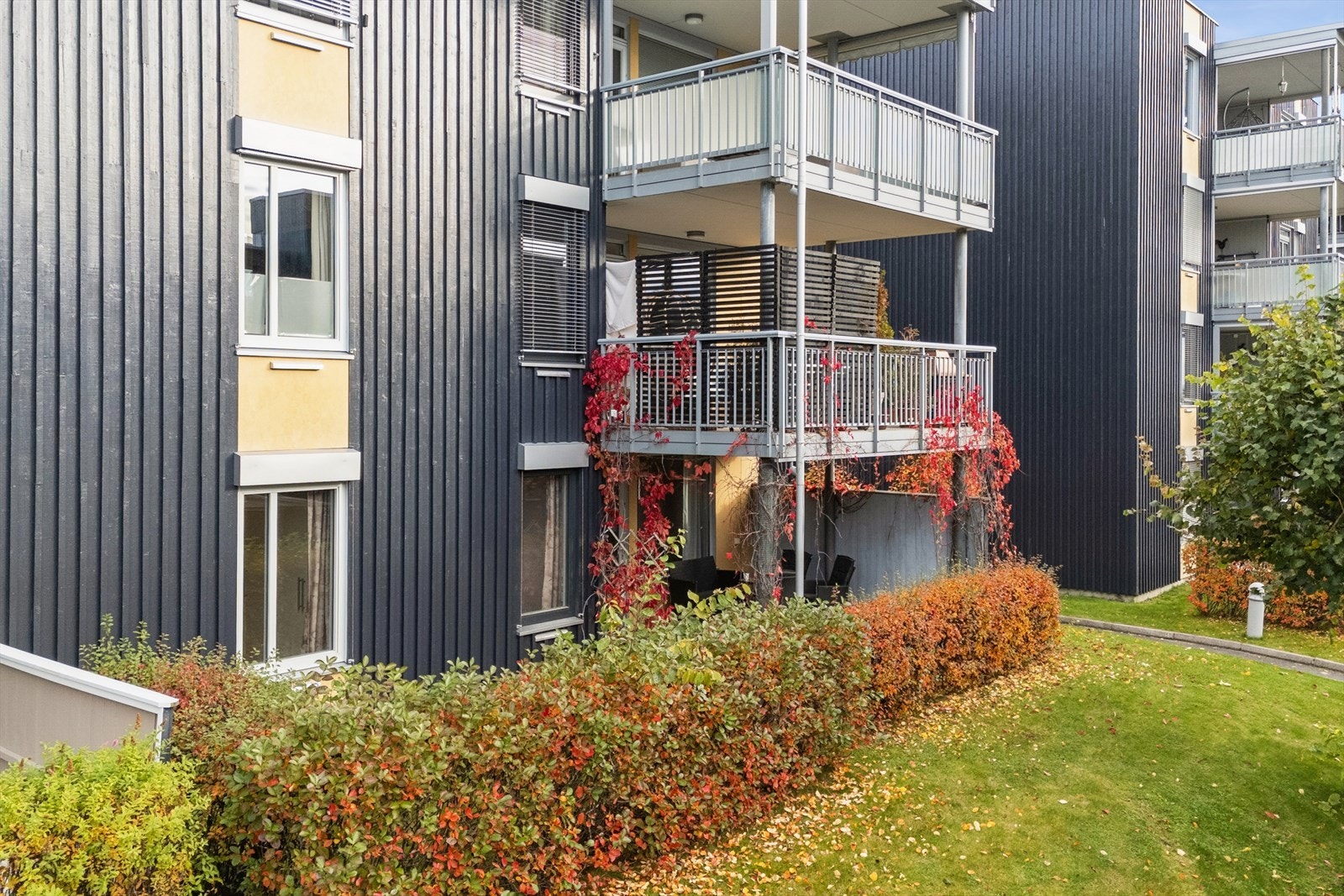 Klukhagan borettslag fremstår som velholdt med moderne fasader fra 2006. Galleribilde