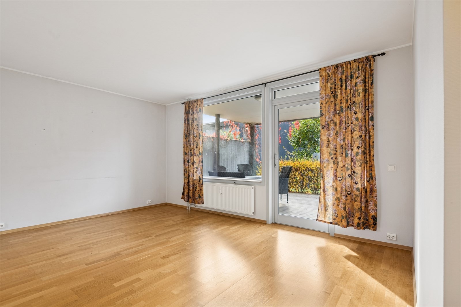 En lys og praktisk 3-roms leilighet på bakkeplan med åpen stue- og kjøkkenløsning. Galleribilde