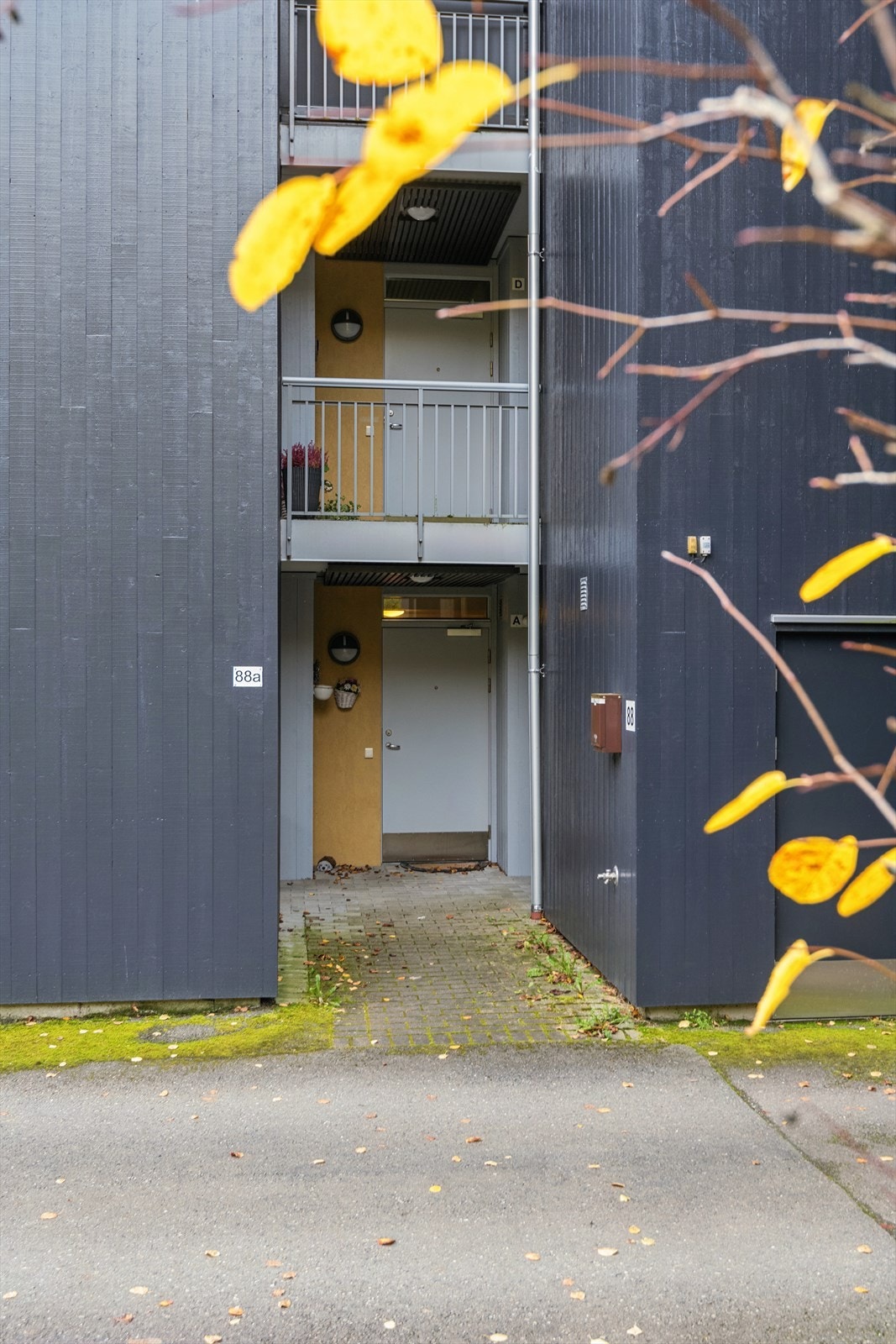 Leiligheten har enkel, trappefri adkomst, og en praktisk utebod på 5 m² rett utenfor døren. Galleribilde