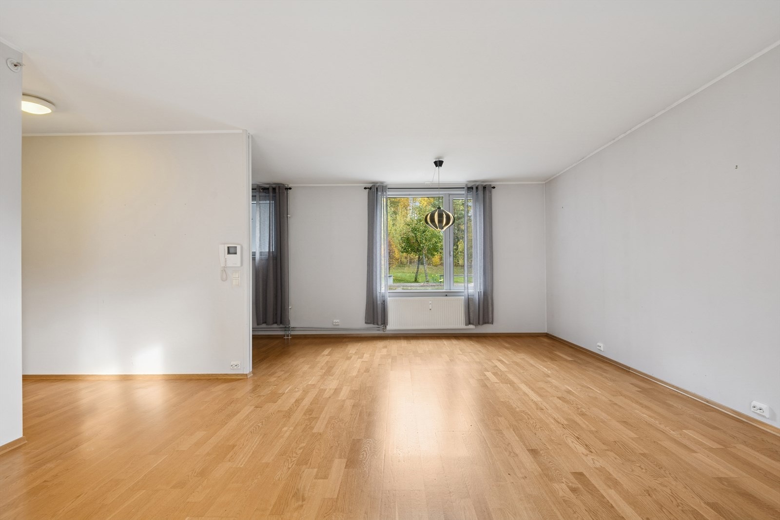 En romslig stue som gir god plass til både sofagruppe og en egen spisedel. Galleribilde