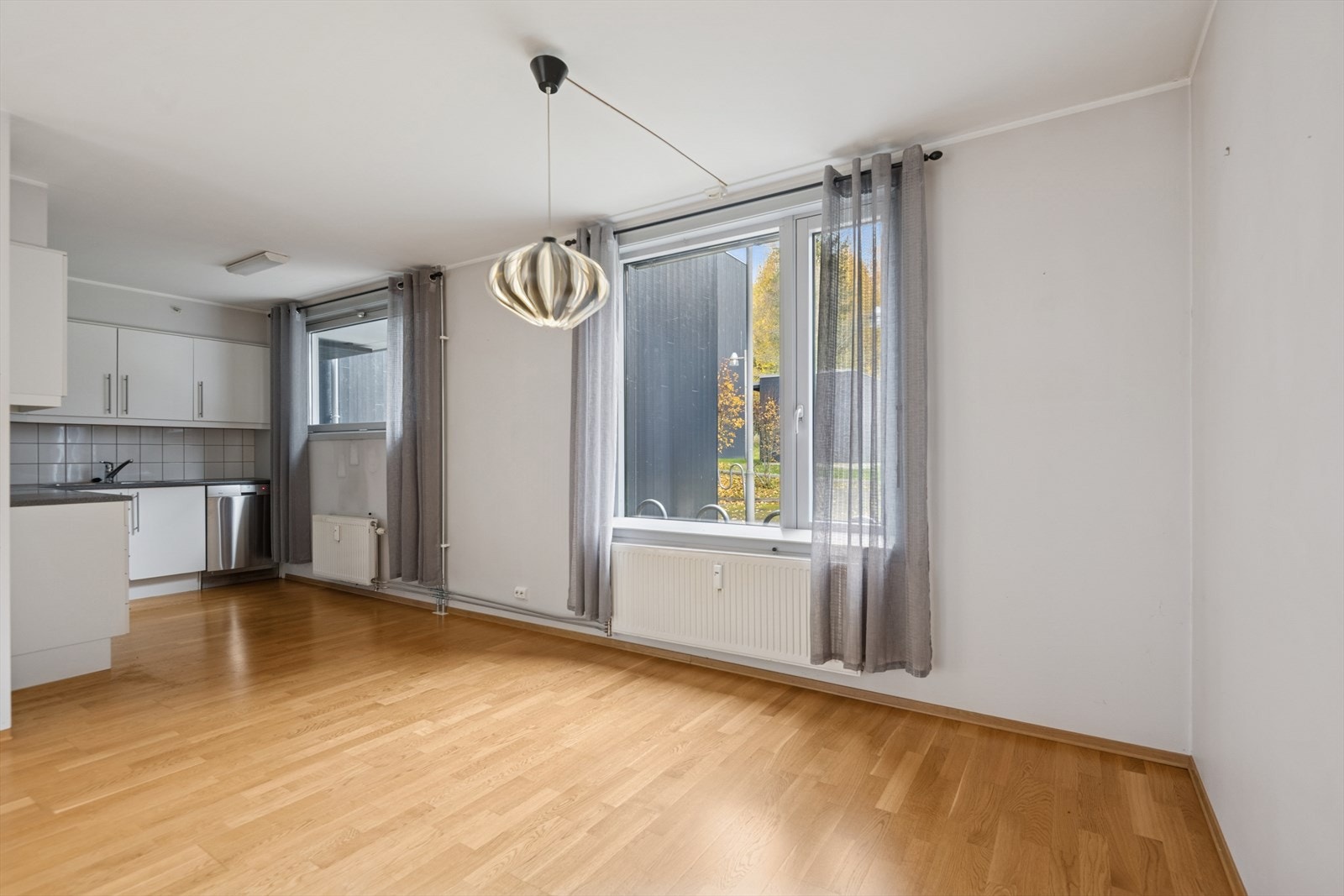 Den åpne løsningen skaper en sosial og innbydende sone mellom stue og kjøkken. Galleribilde