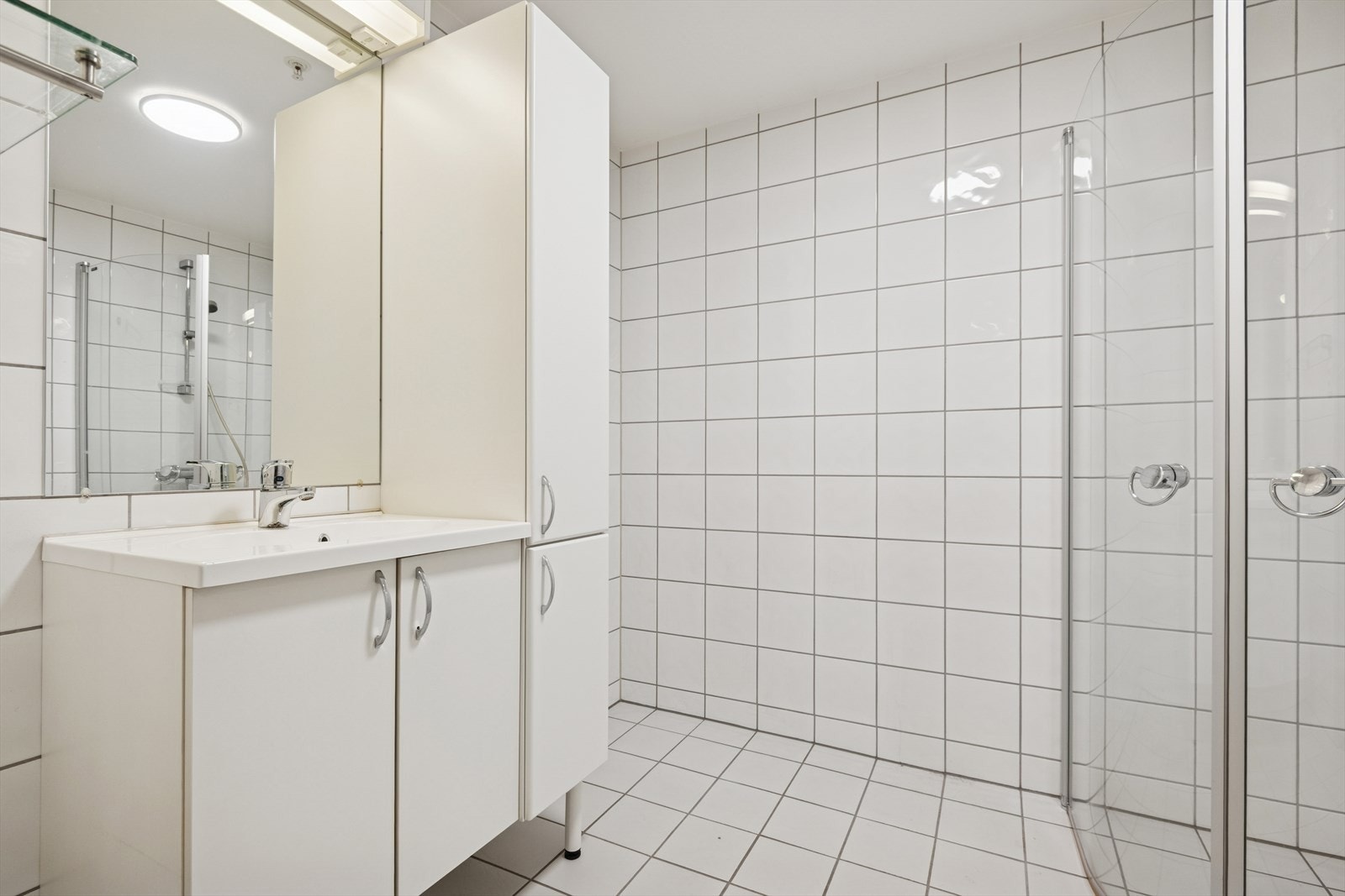 Det er praktisk opplegg for vaskemaskin og god oppbevaringsplass i høyskap. Galleribilde