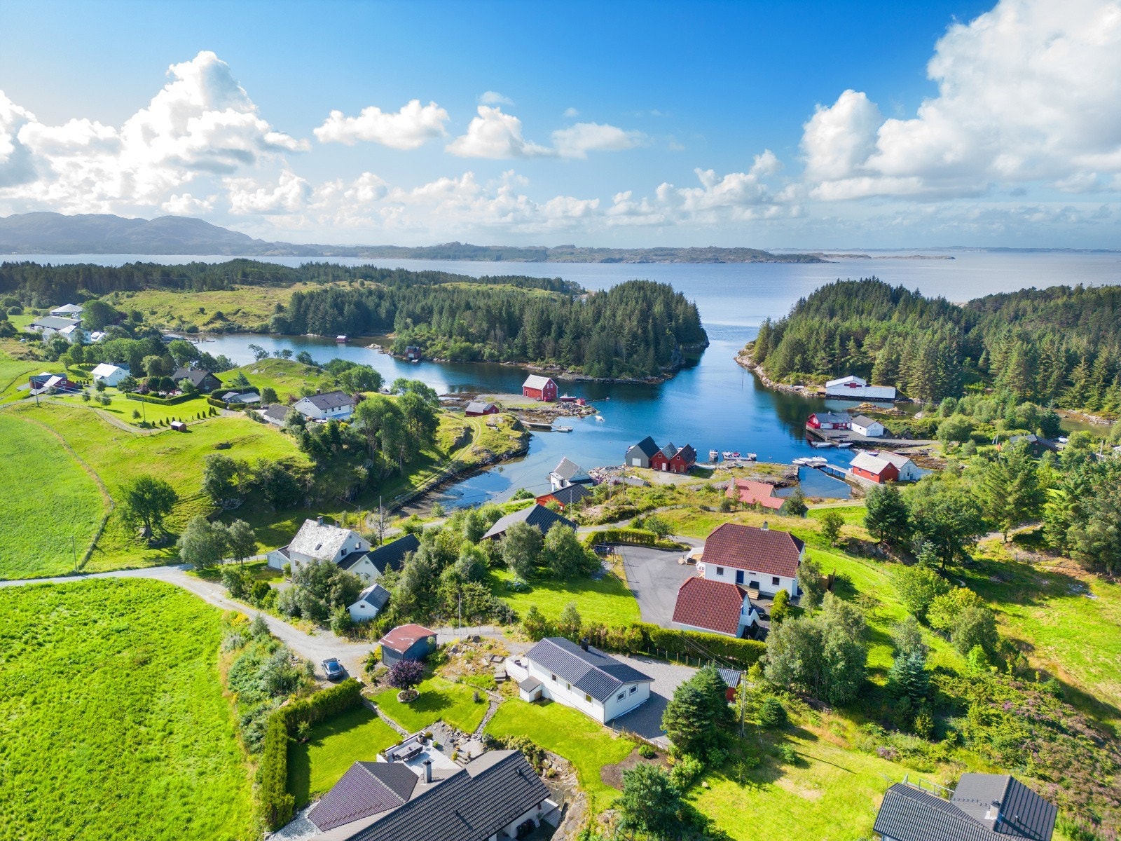 Privatmegleren v/ John Lampe ønsker hjertelig velkommen til Toskavegen 576! Galleribilde