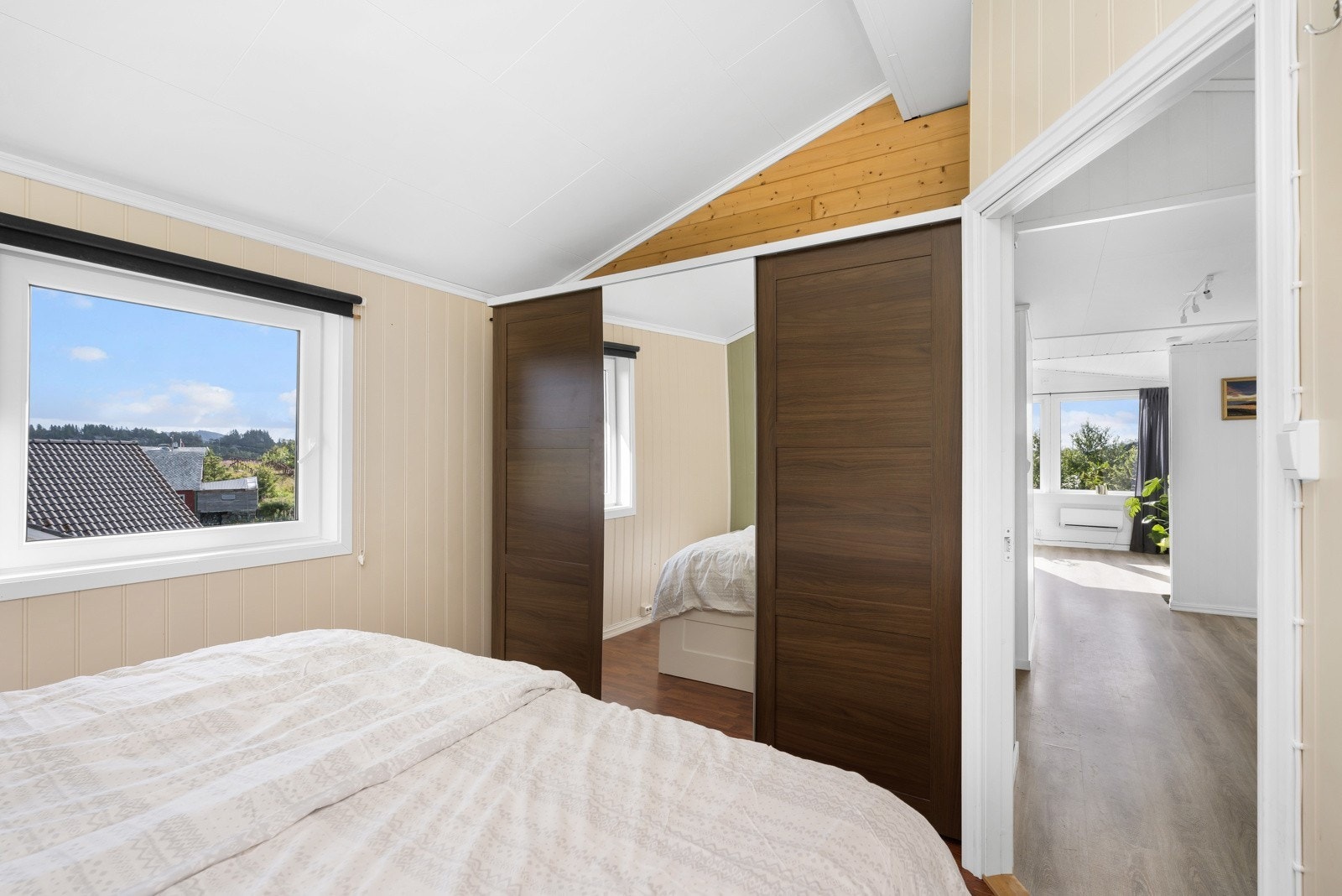 Rommet er av god størrelse og holder plass til både seng og garderobeløsning Galleribilde