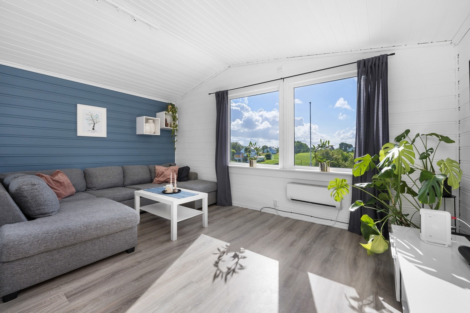 Boligen har en romslig stue på 29 kvm - Rommet har rikelig med naturlig lys gjennom store vindusflater Galleribilde