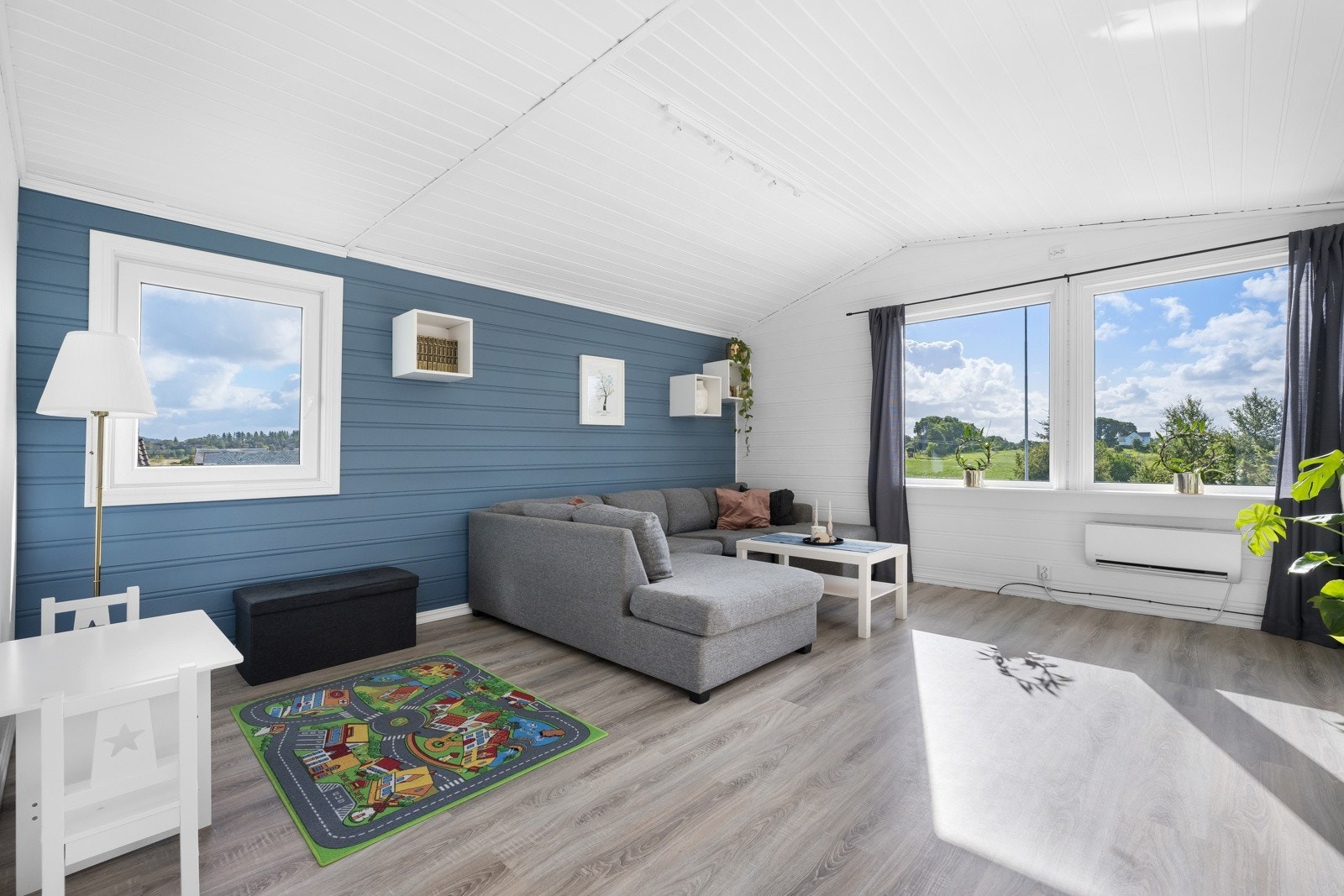 Rommet byr på god plass til ønsket innredning, og varmepumpen sørger for behagelig temperatur Galleribilde