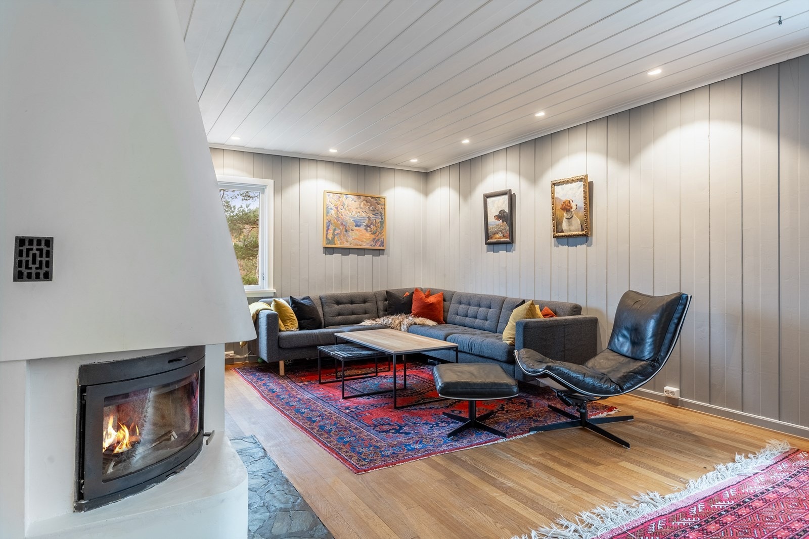 Lys og koselig stue med peis Galleribilde