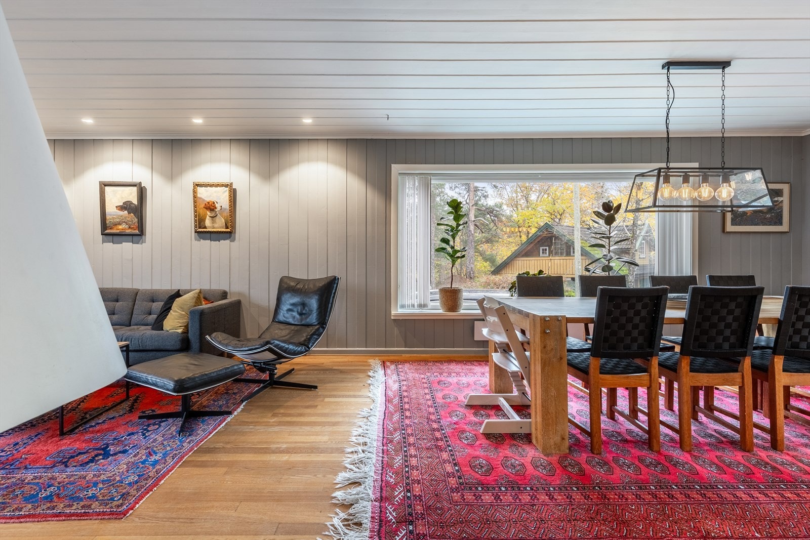 Stuen har spotter i tak og godt med naturlig lysinnslipp Galleribilde