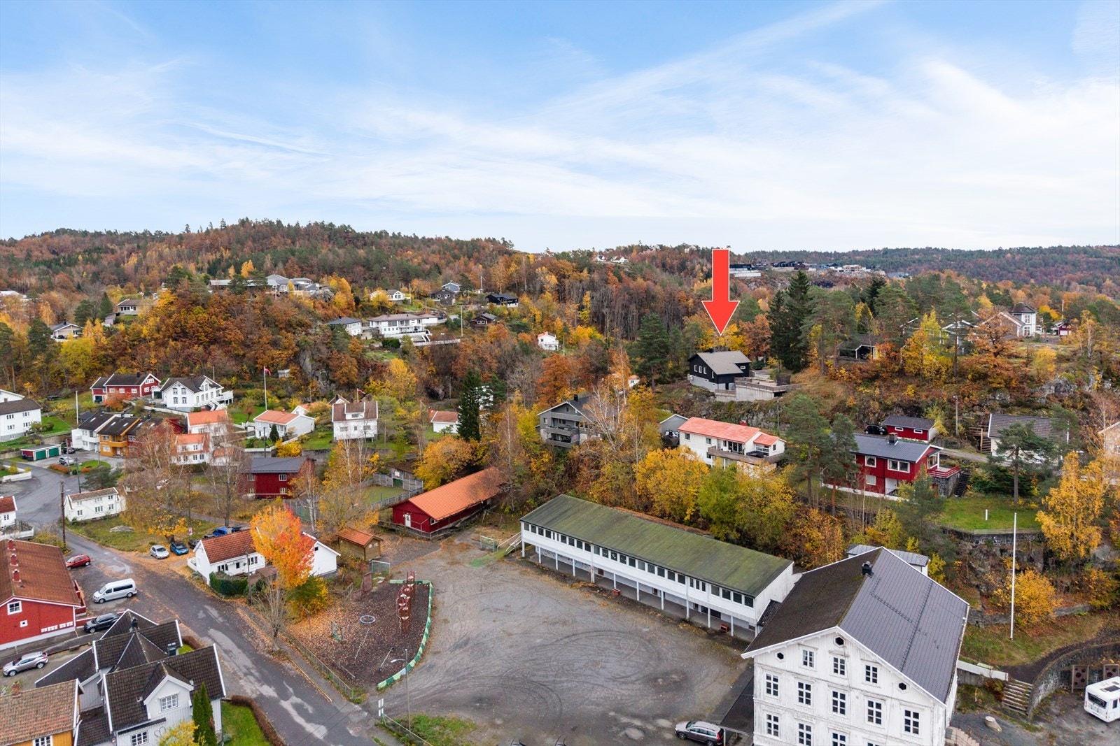 Dronebilde med eiendommen markert Galleribilde